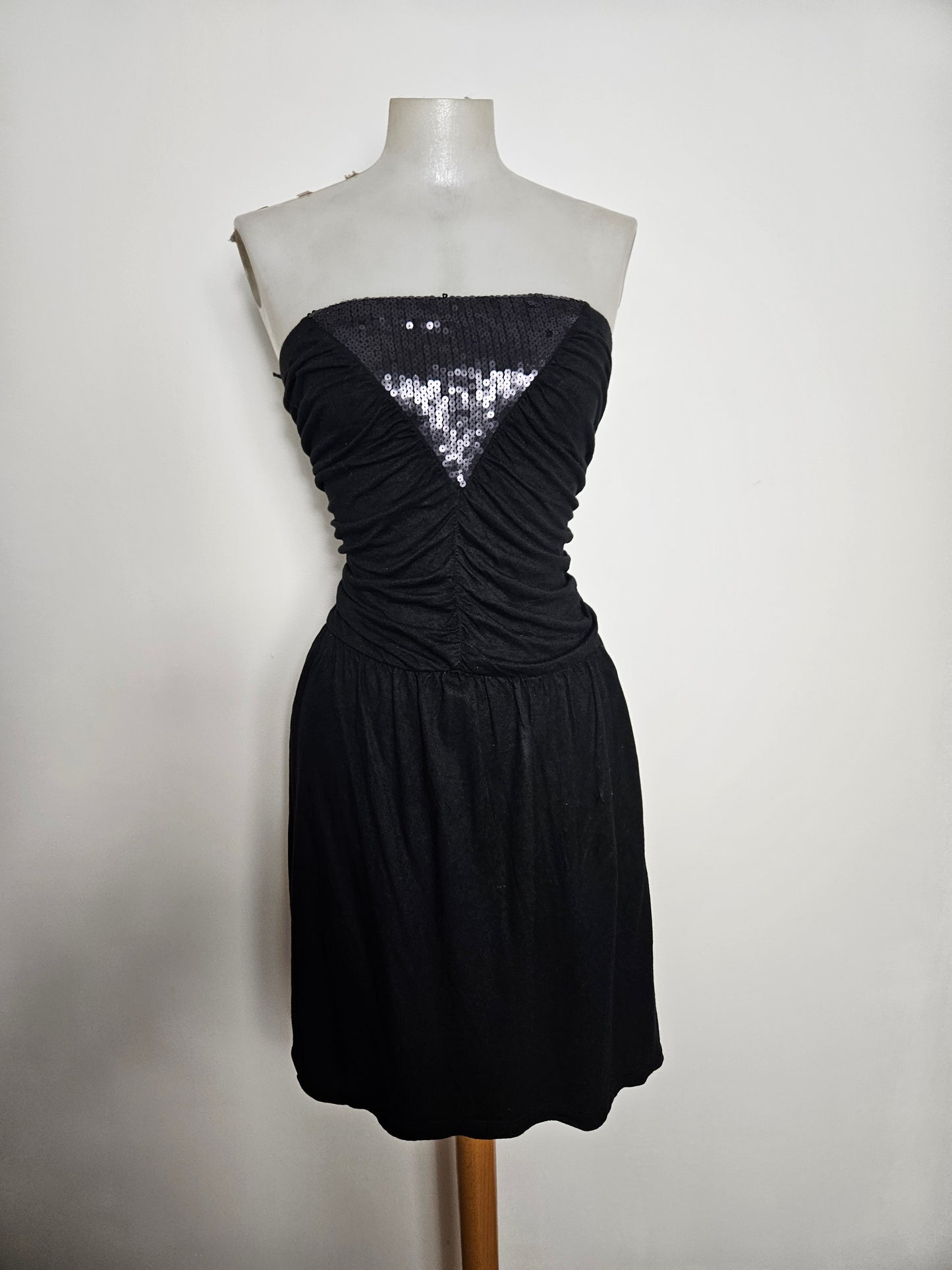 Vestido negro sin tirantes con lentejuelas