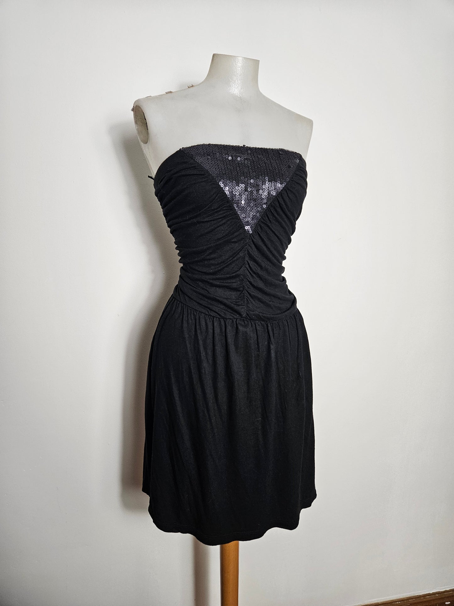 Vestido negro sin tirantes con lentejuelas