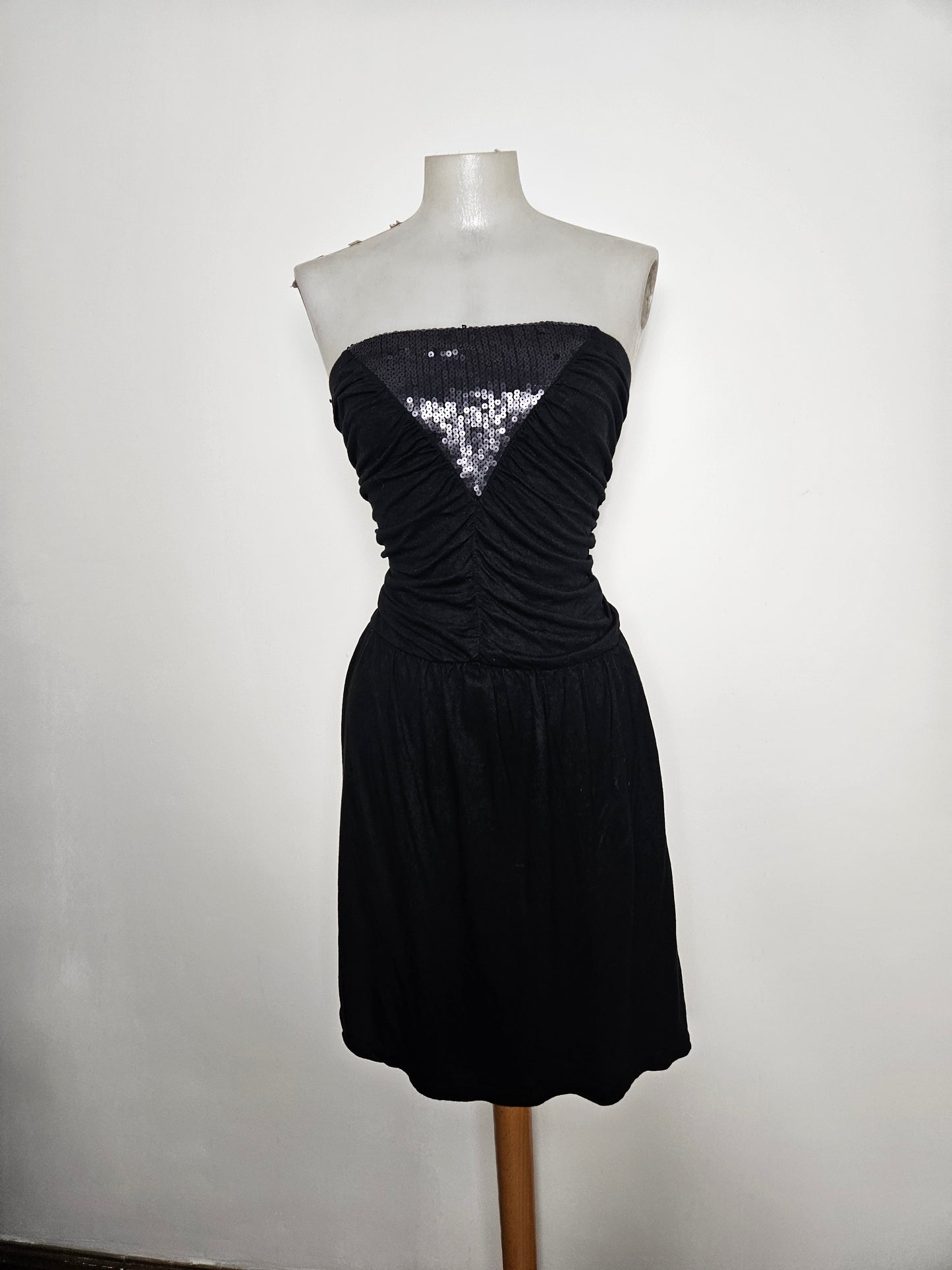 Vestido negro sin tirantes con lentejuelas