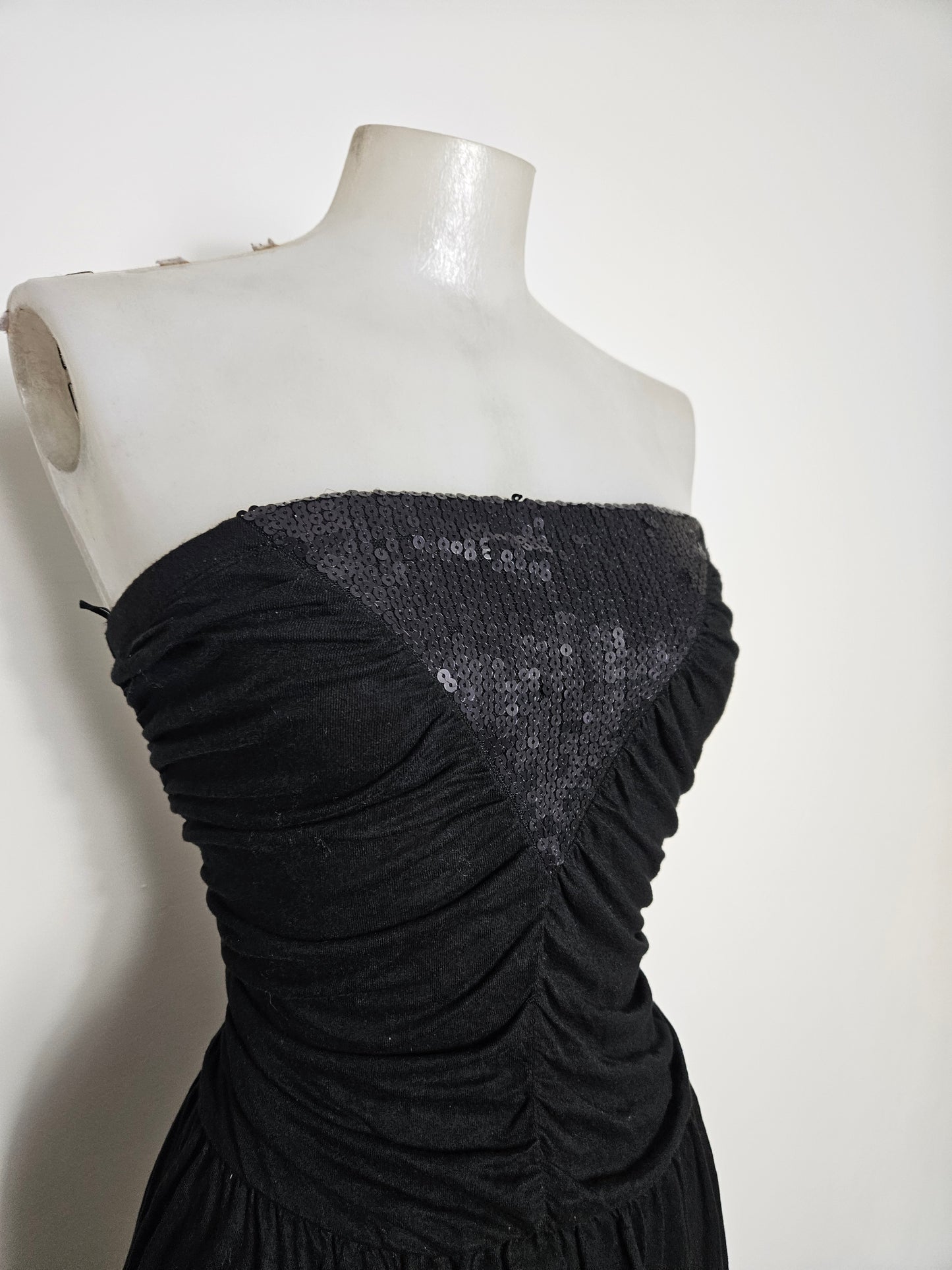 Vestido negro sin tirantes con lentejuelas