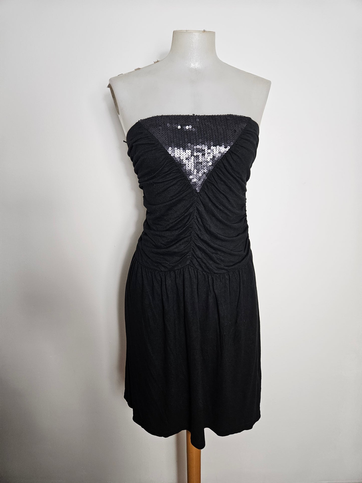 Vestido negro sin tirantes con lentejuelas