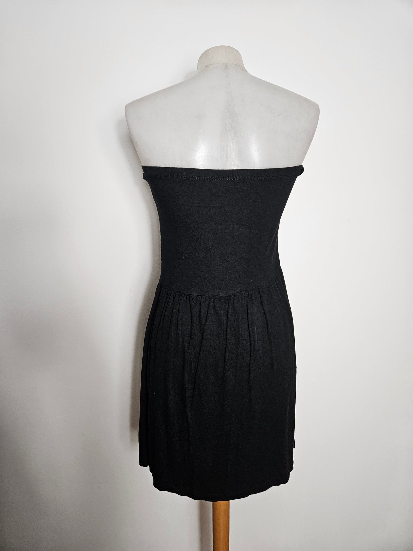 Vestido negro sin tirantes con lentejuelas