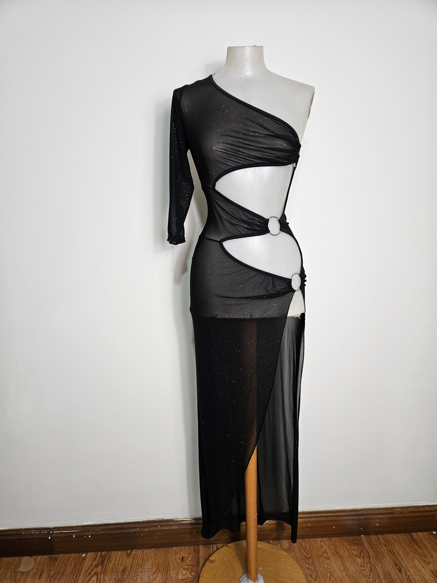 Vestido de gasa con cortes