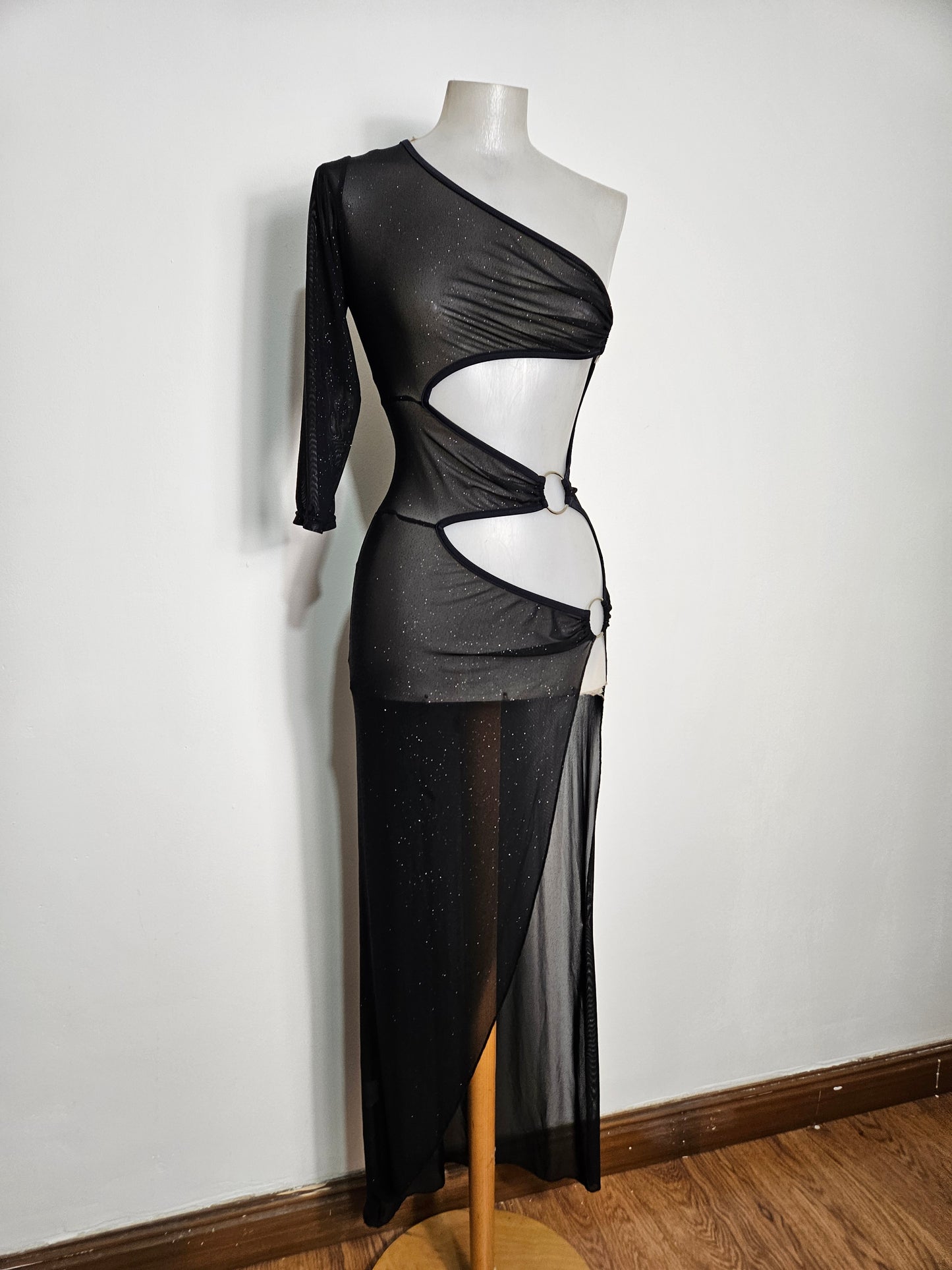 Vestido de gasa con cortes