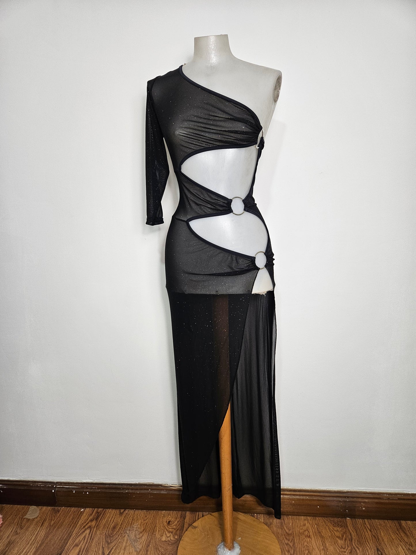 Vestido de gasa con cortes