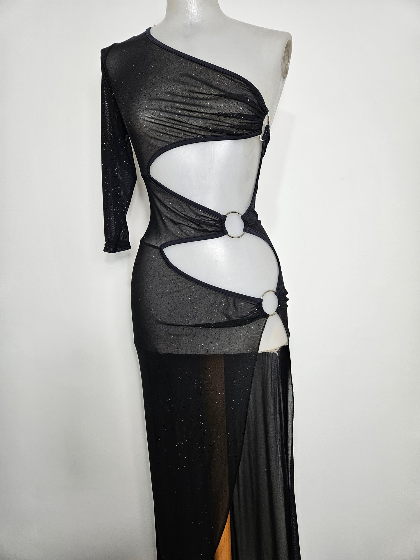 Vestido de gasa con cortes