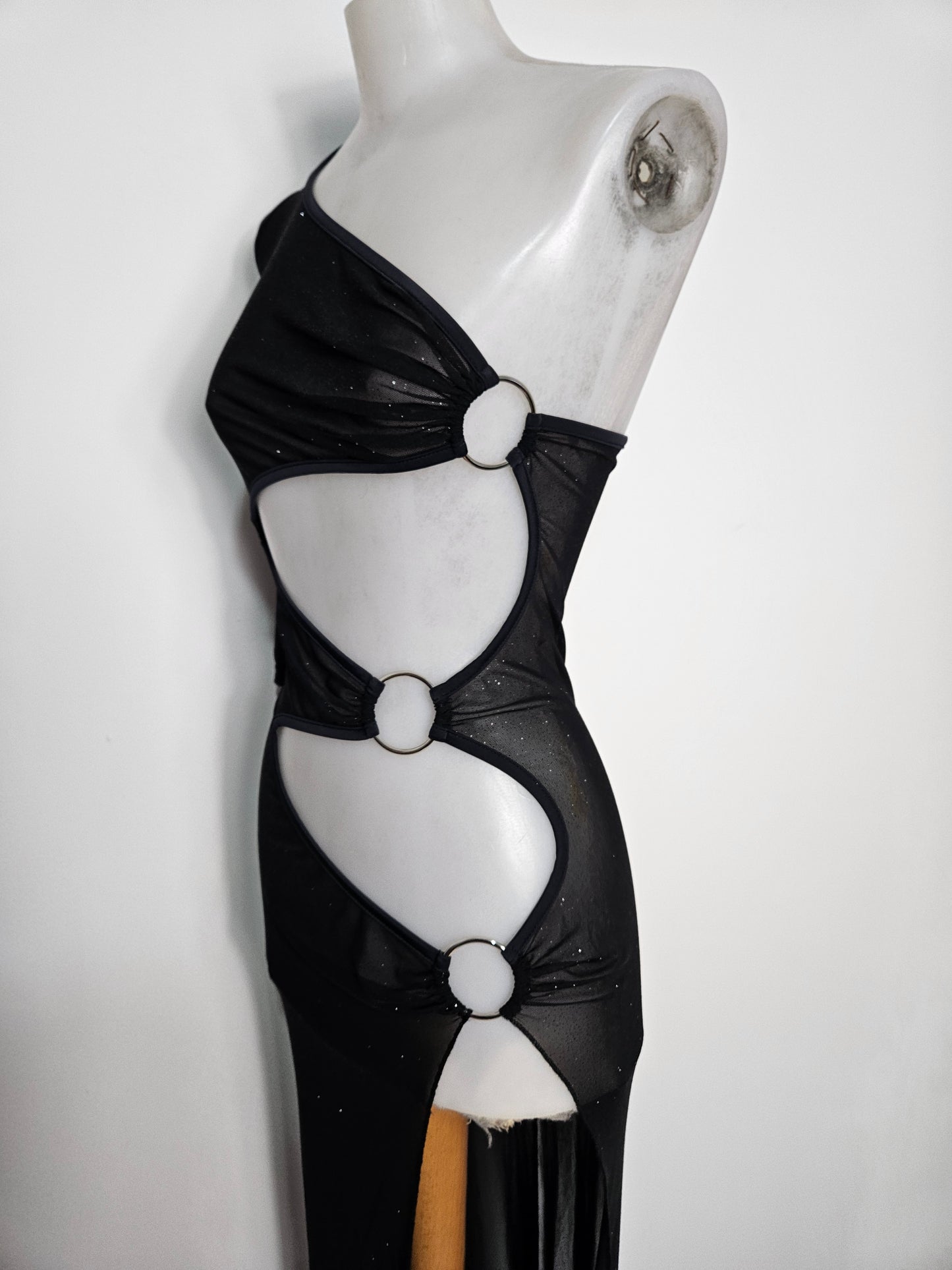 Vestido de gasa con cortes