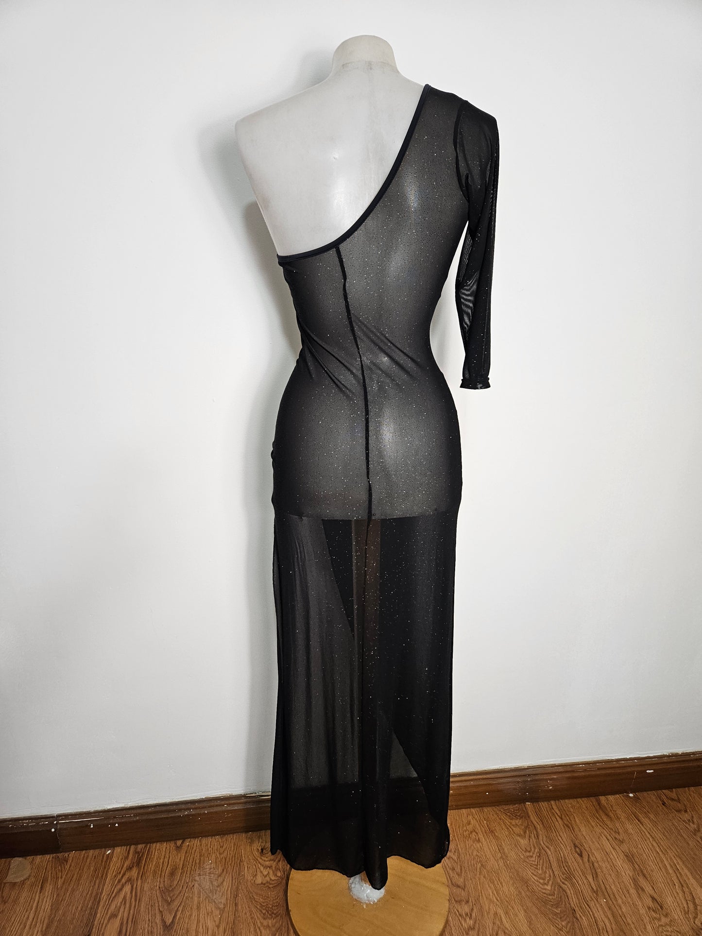 Vestido de gasa con cortes