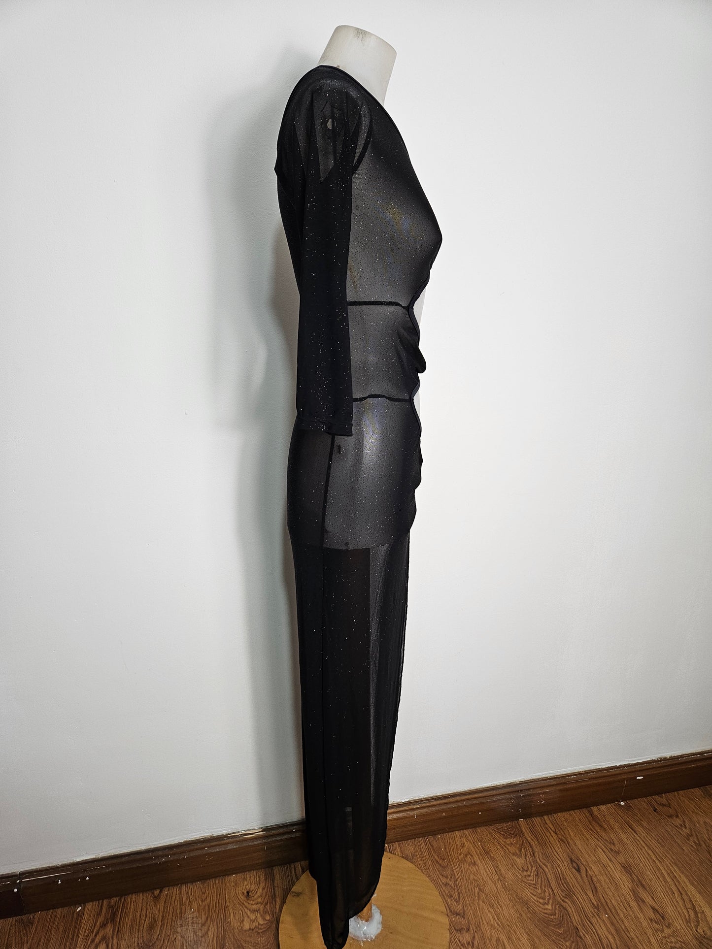 Vestido de gasa con cortes