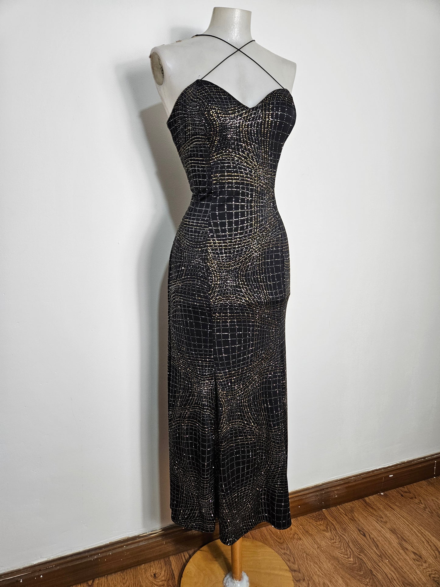 Vestido largo negro con pedrería