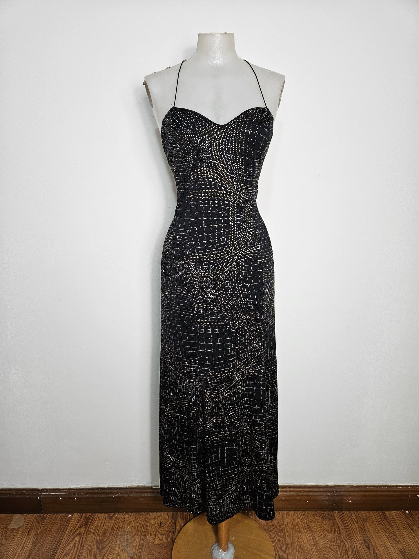 Vestido largo negro con pedrería