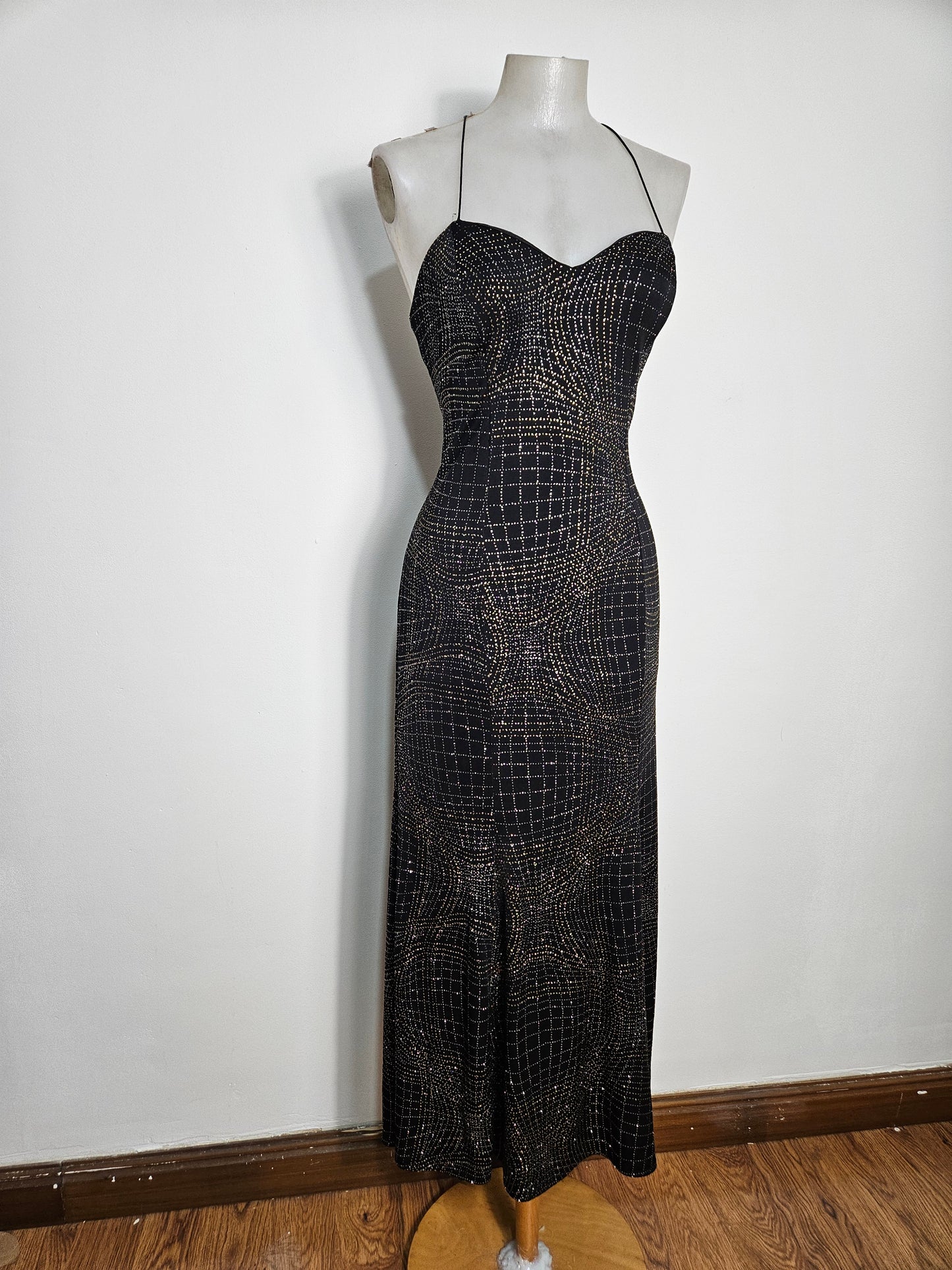 Vestido largo negro con pedrería