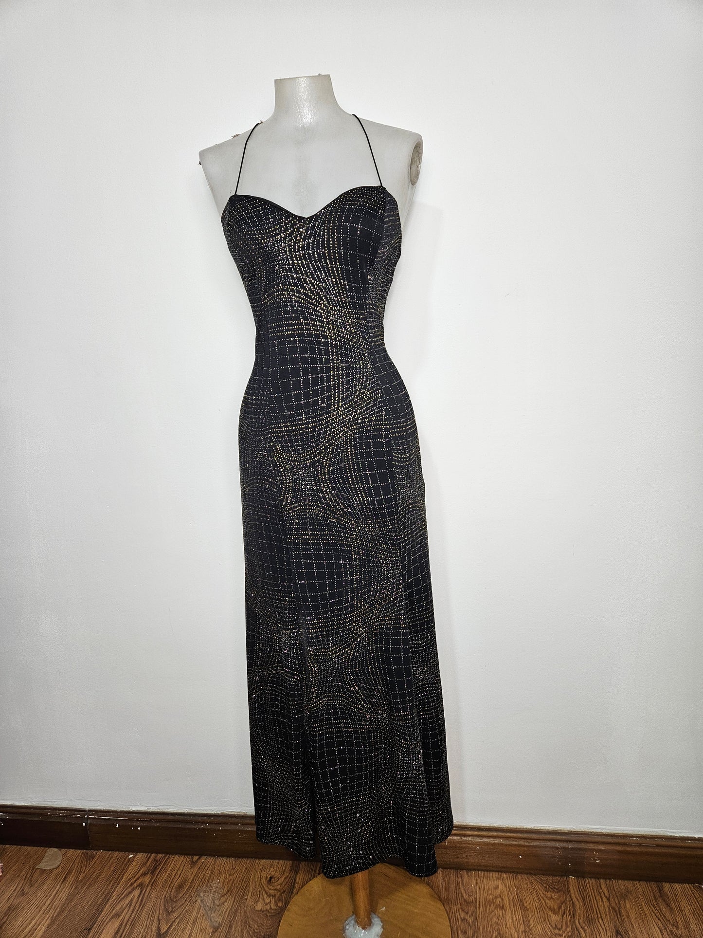 Vestido largo negro con pedrería