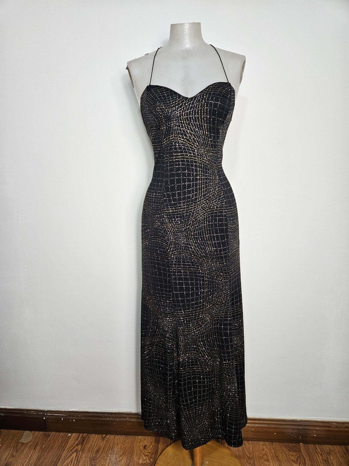 Vestido largo negro con pedrería