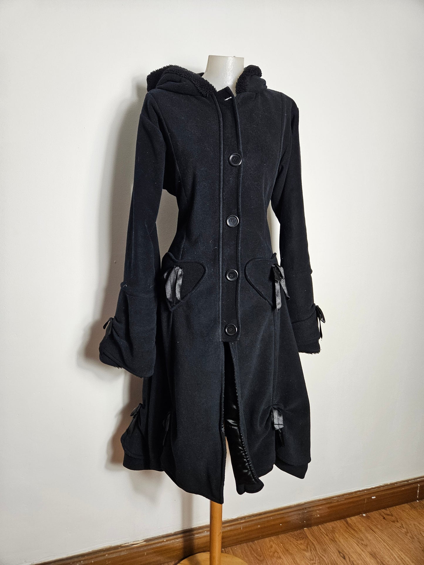 Abrigo negro con cordones