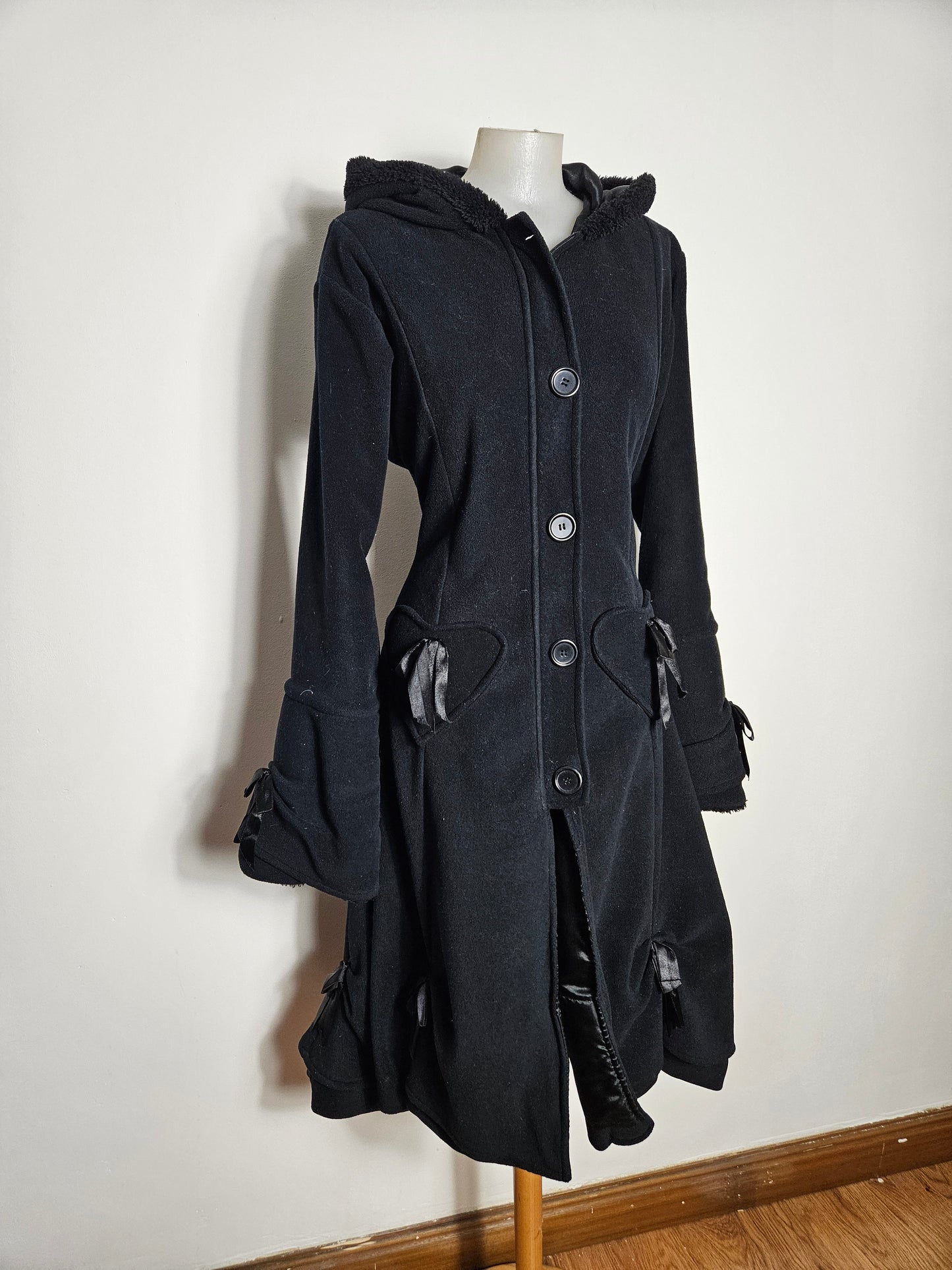 Abrigo negro con cordones