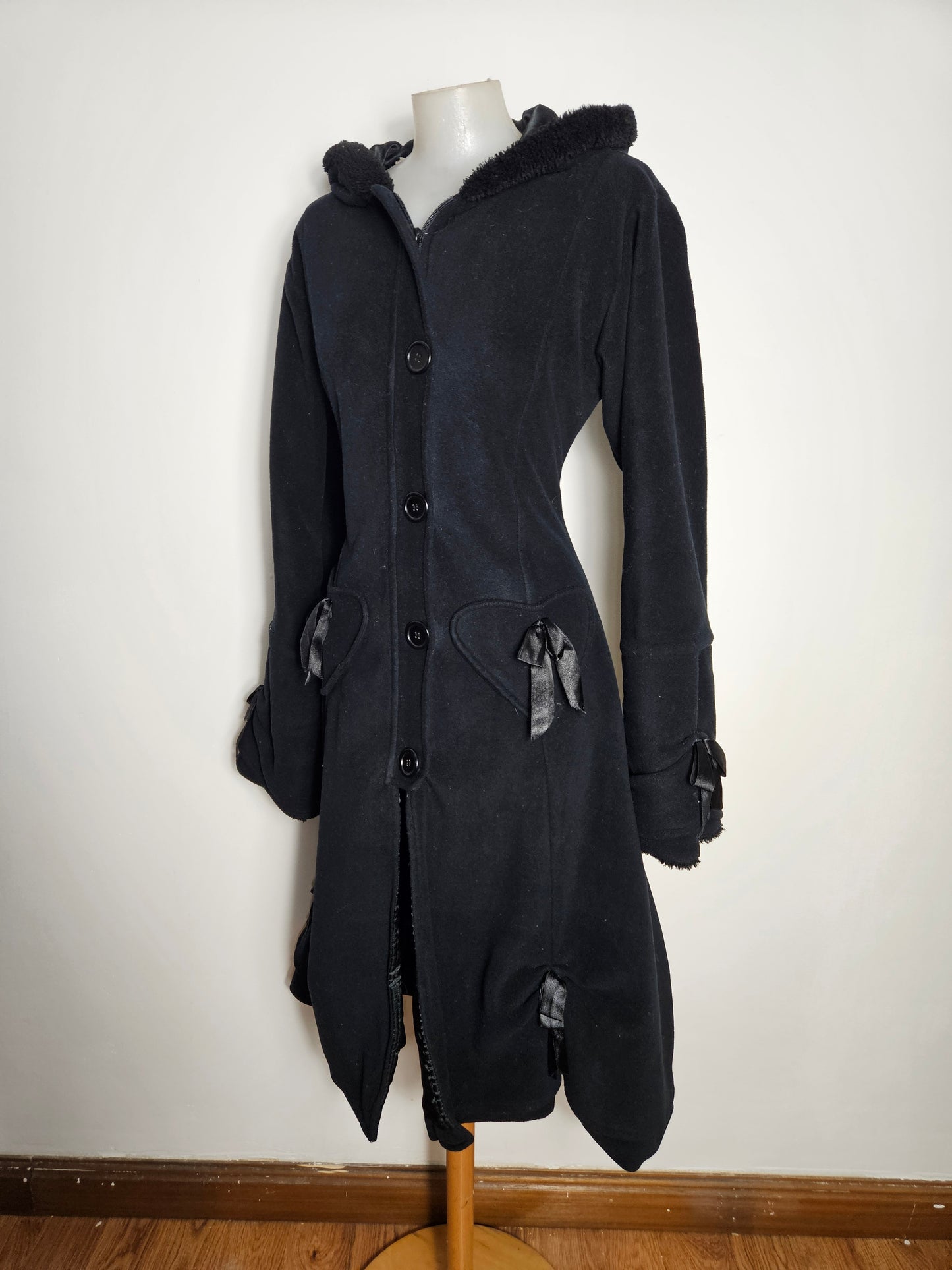 Abrigo negro con cordones