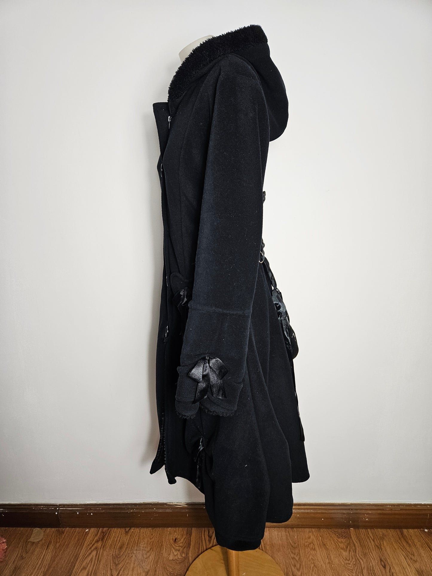 Abrigo negro con cordones