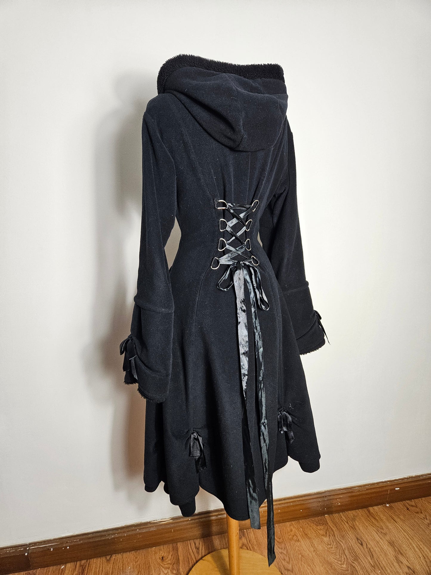 Abrigo negro con cordones