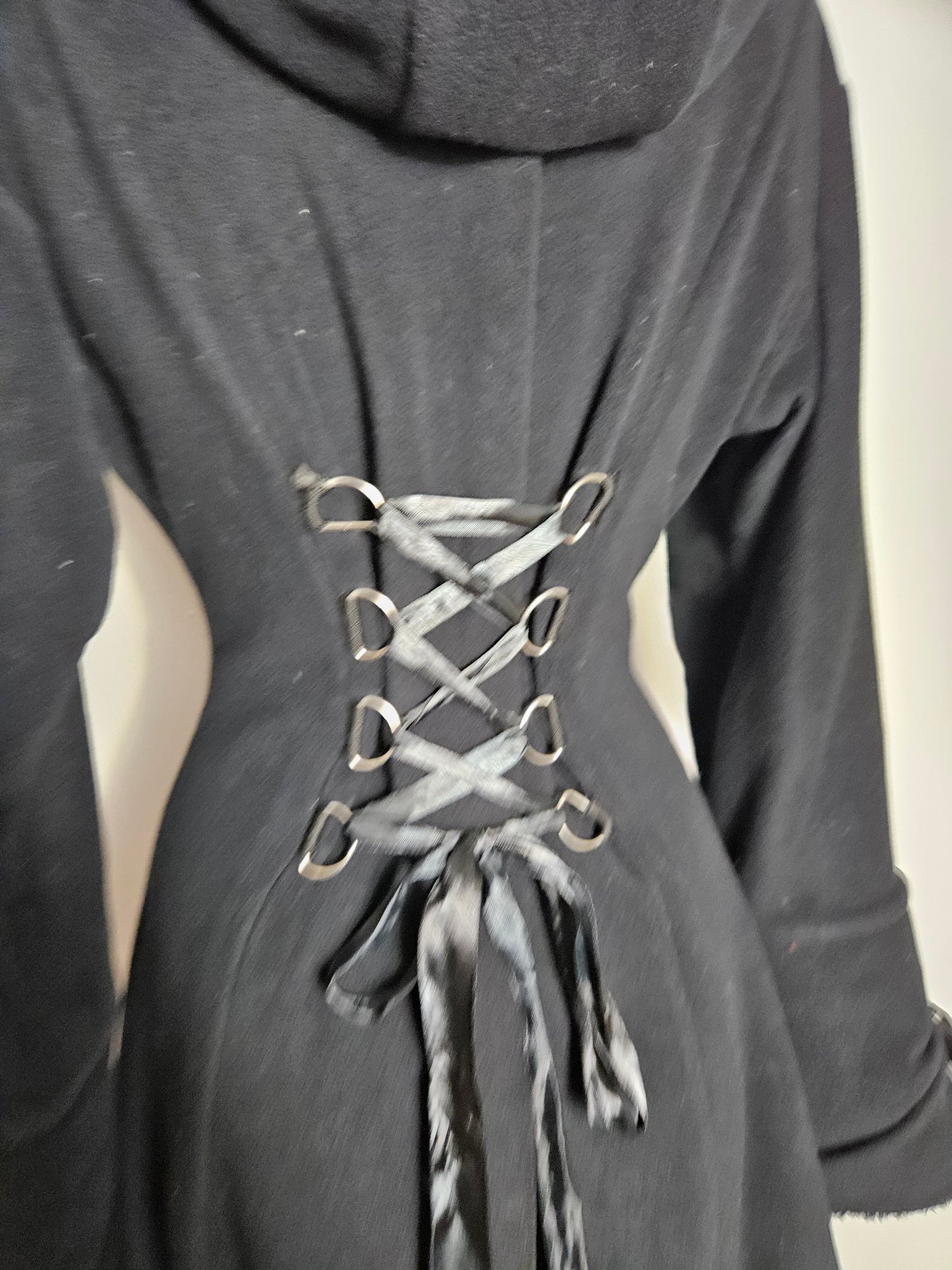 Abrigo negro con cordones