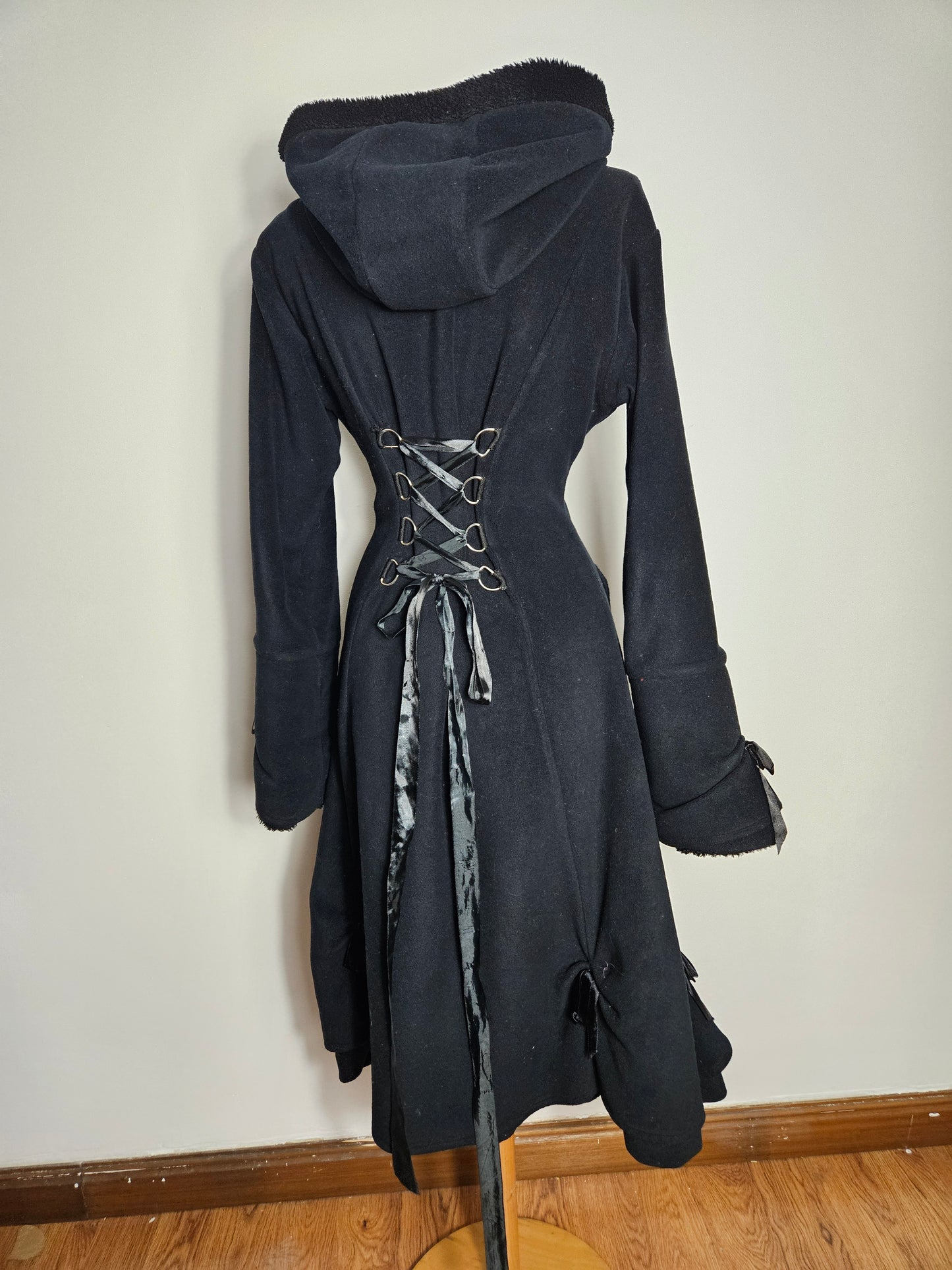 Abrigo negro con cordones