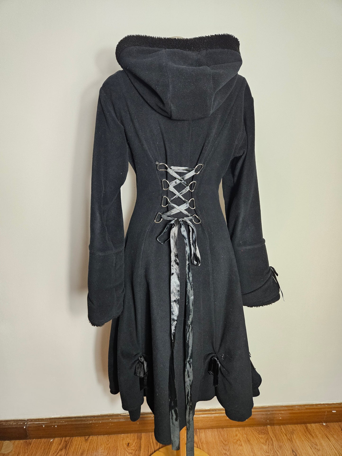 Abrigo negro con cordones