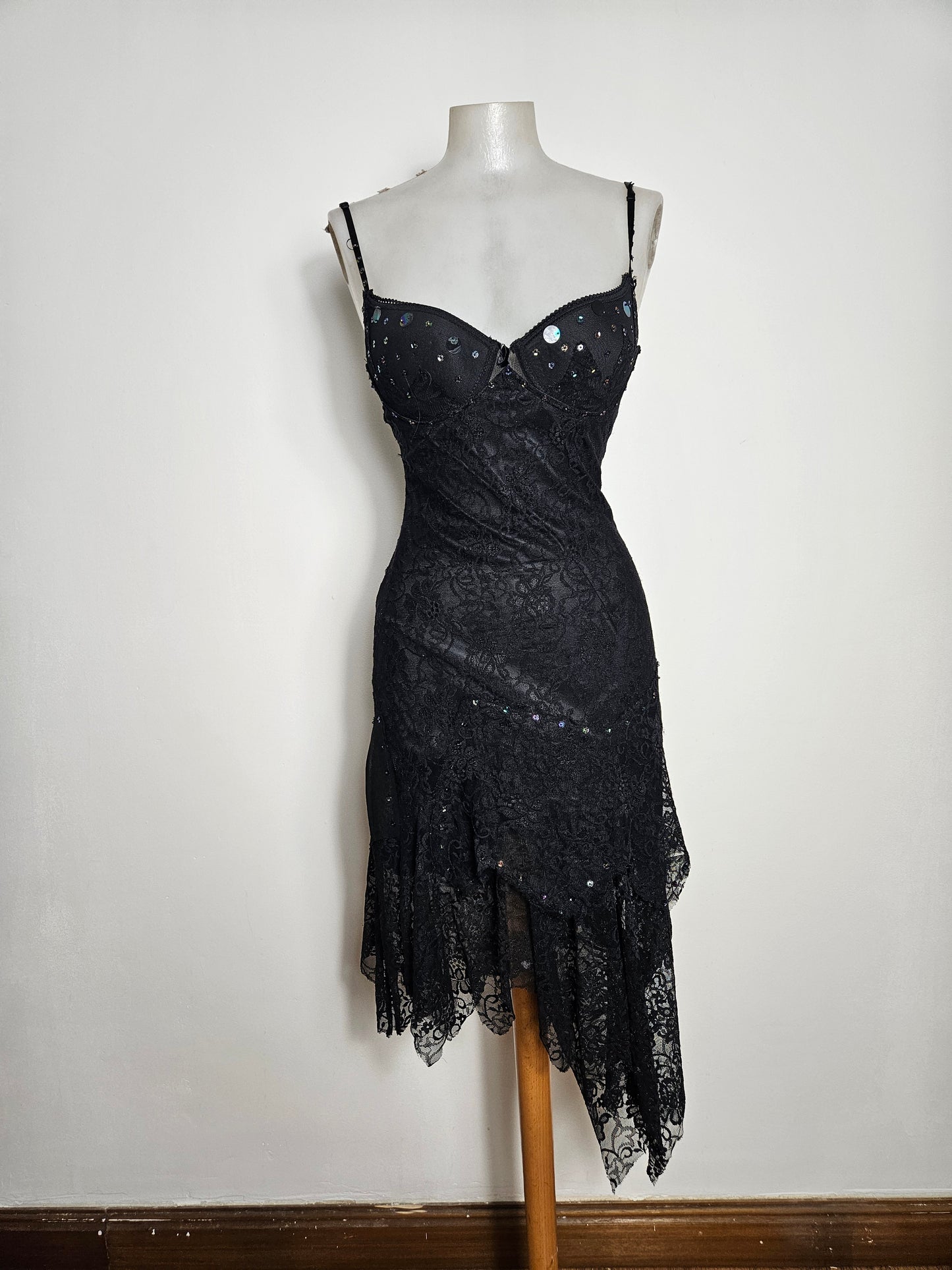 Robe asymétrique en dentelle noire