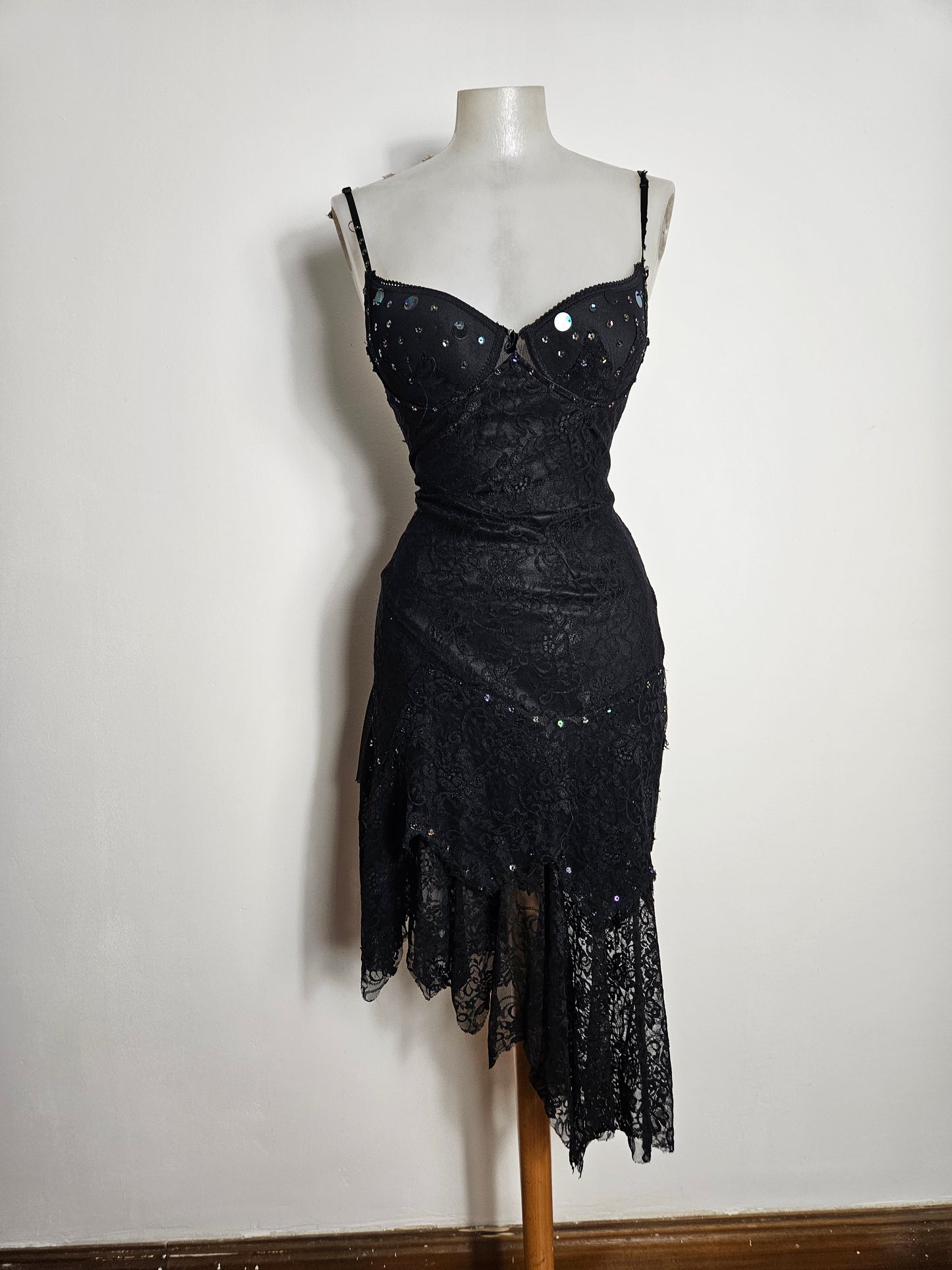 Robe asymétrique en dentelle noire