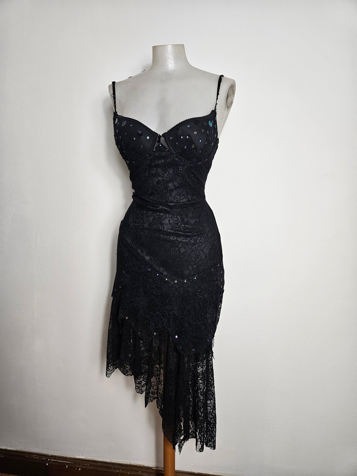Robe asymétrique en dentelle noire
