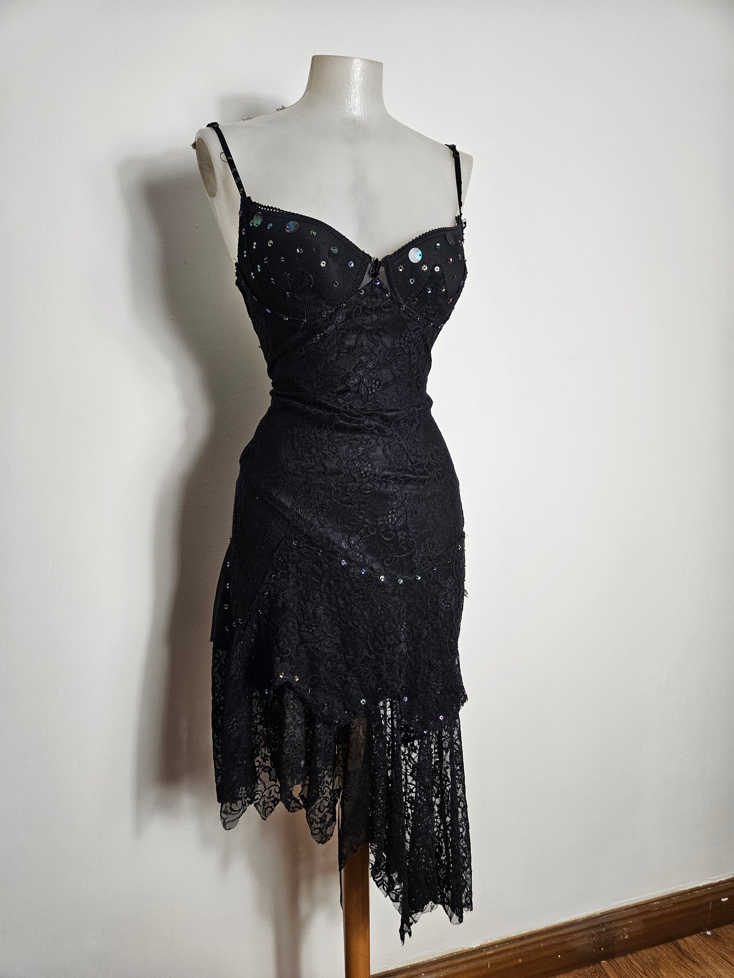 Robe asymétrique en dentelle noire