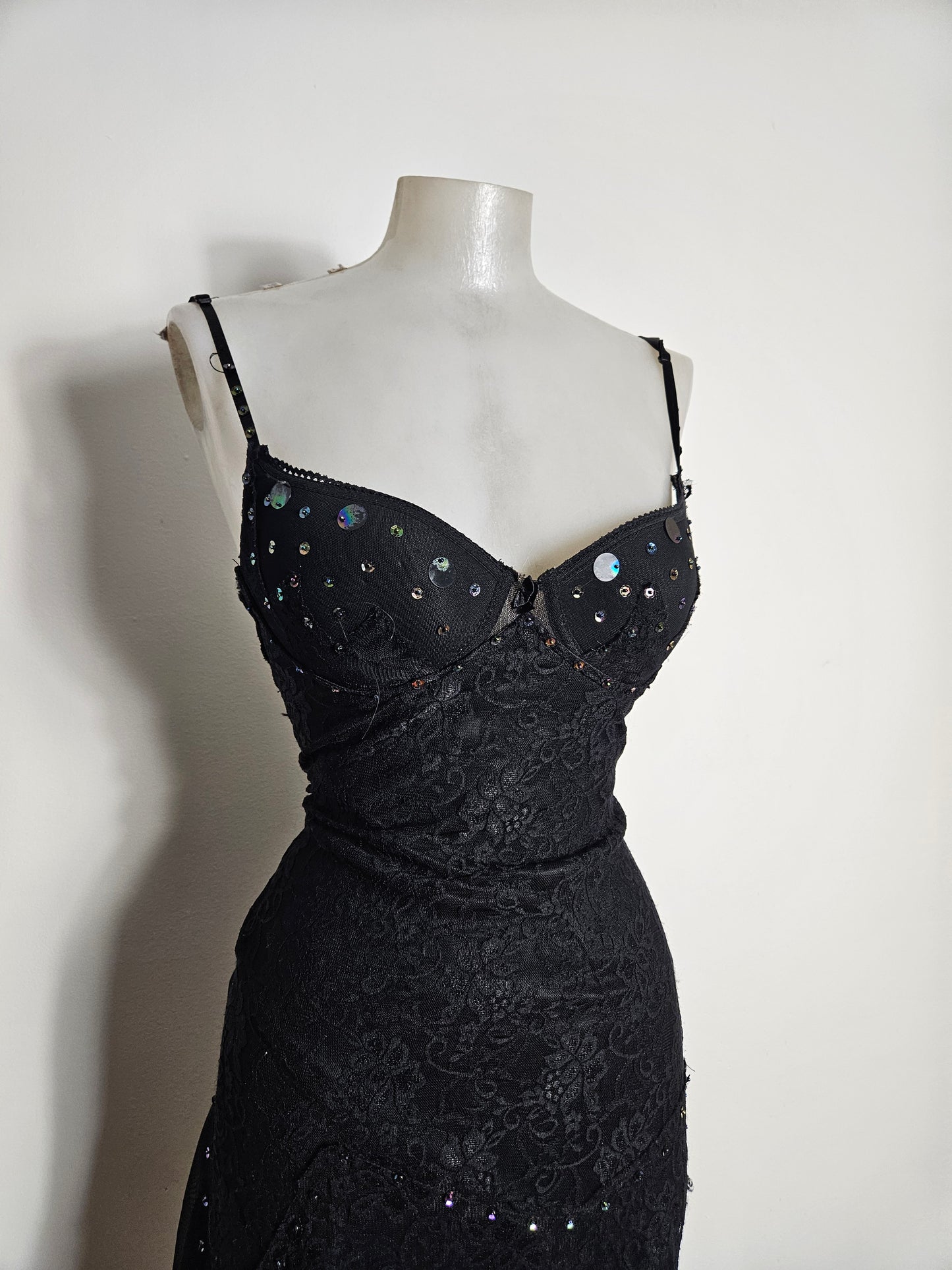 Robe asymétrique en dentelle noire
