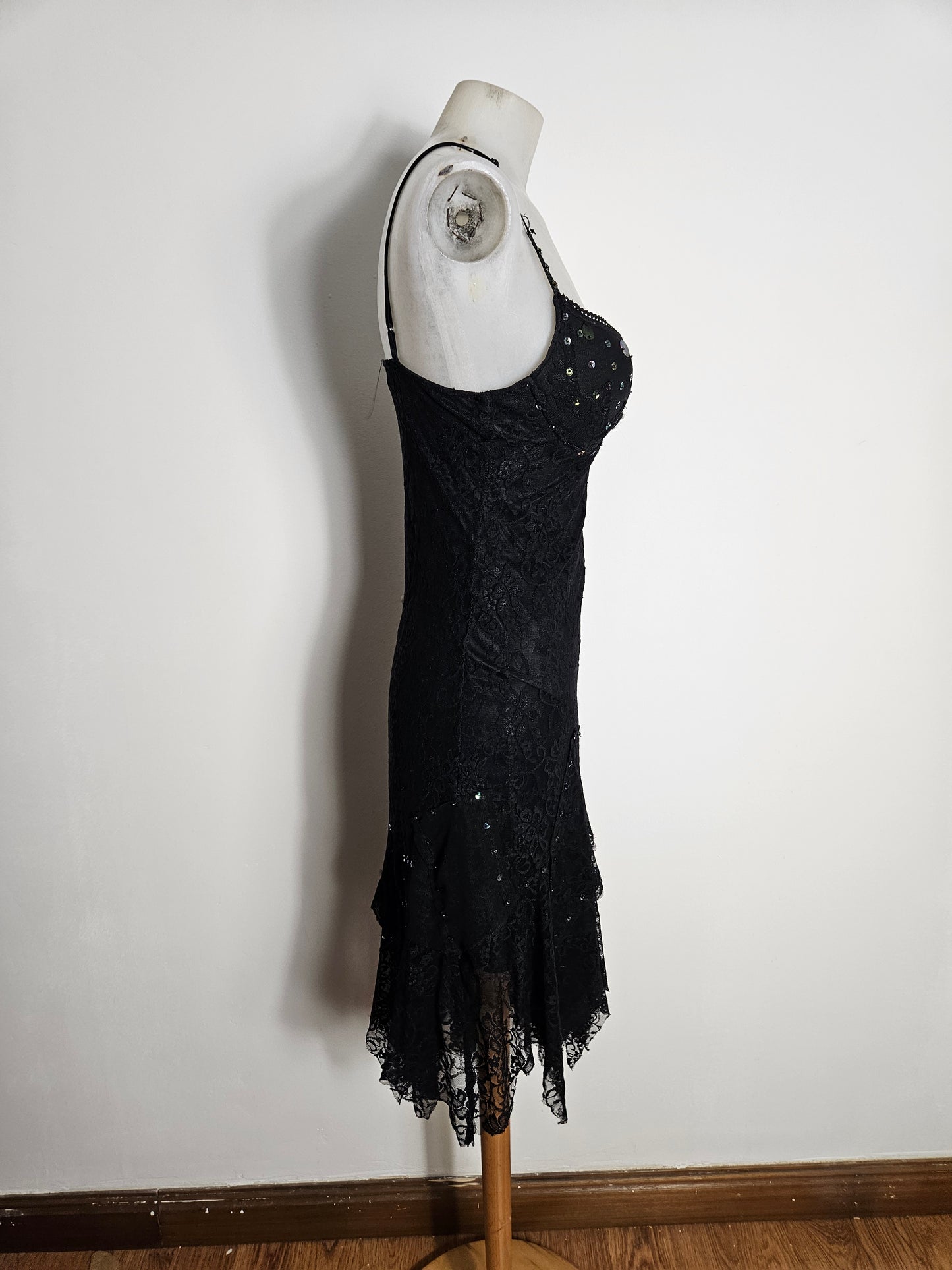 Robe asymétrique en dentelle noire