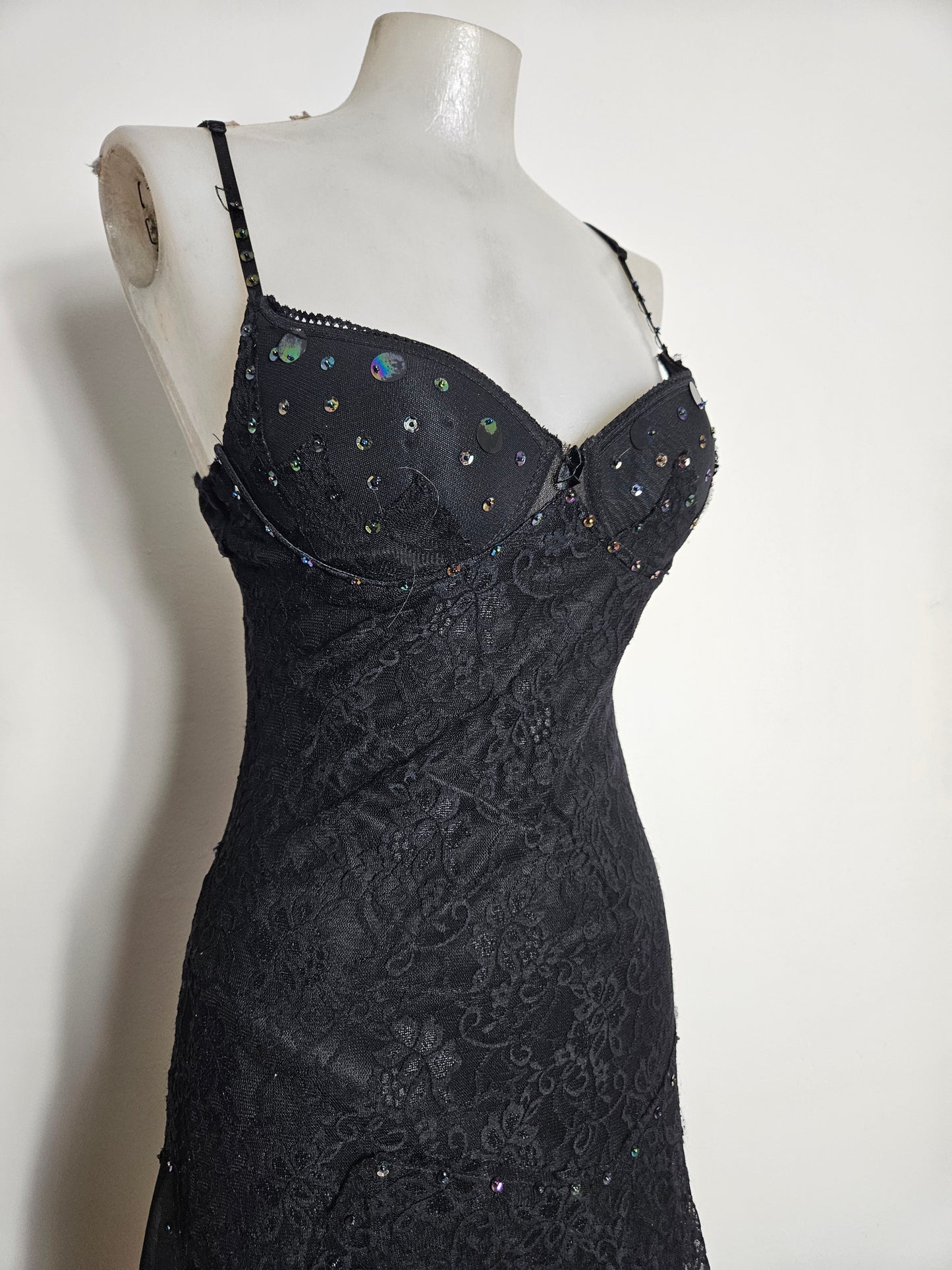 Robe asymétrique en dentelle noire