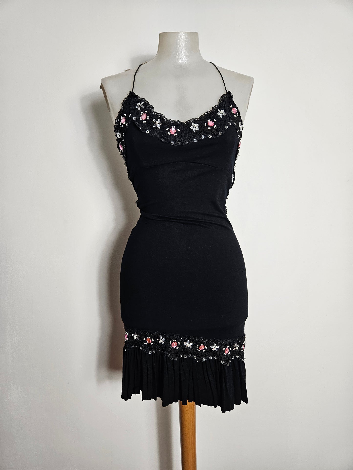 Robe dos nu brodé de perles