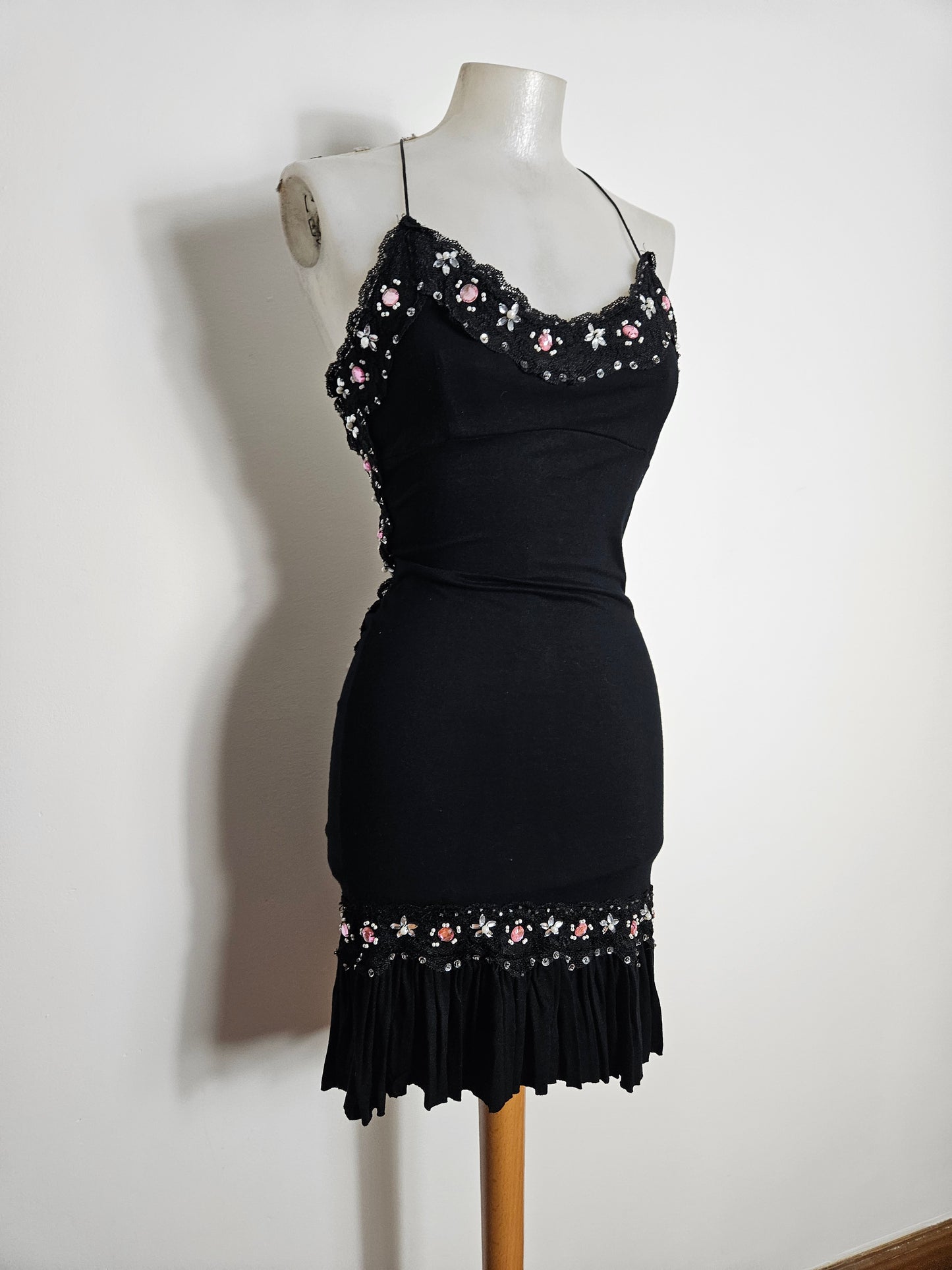 Robe dos nu brodé de perles