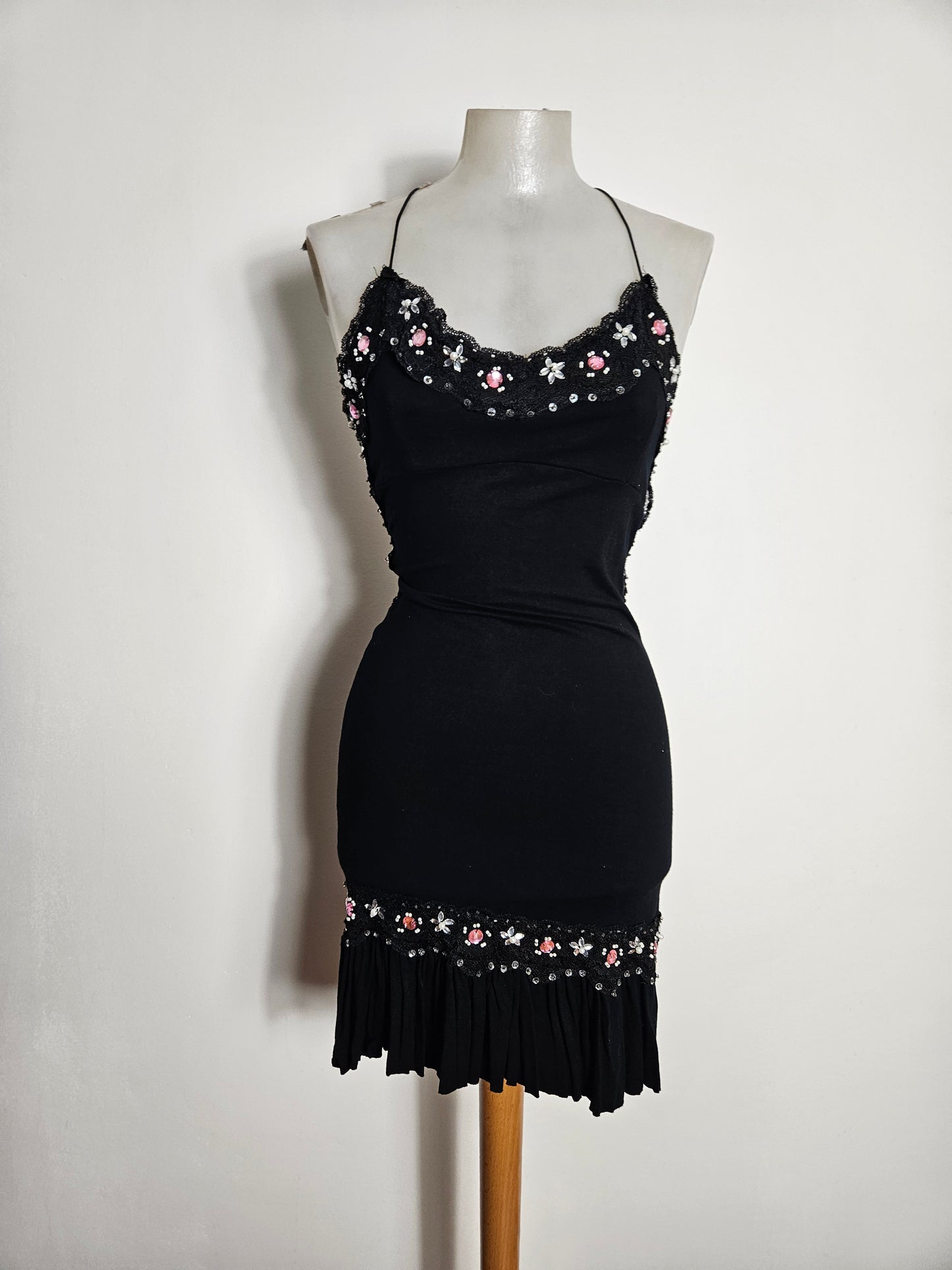 Robe dos nu brodé de perles