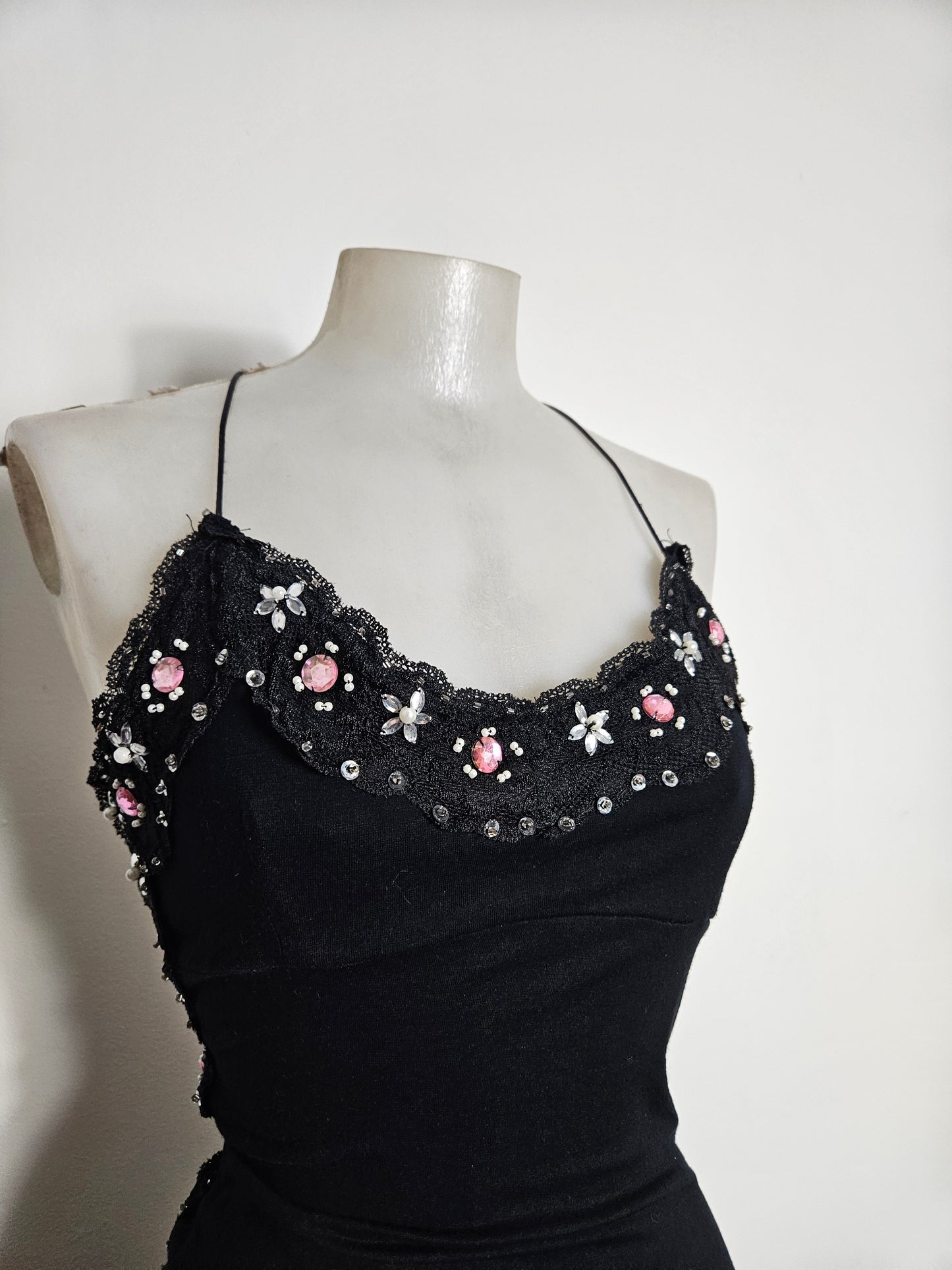 Robe dos nu brodé de perles