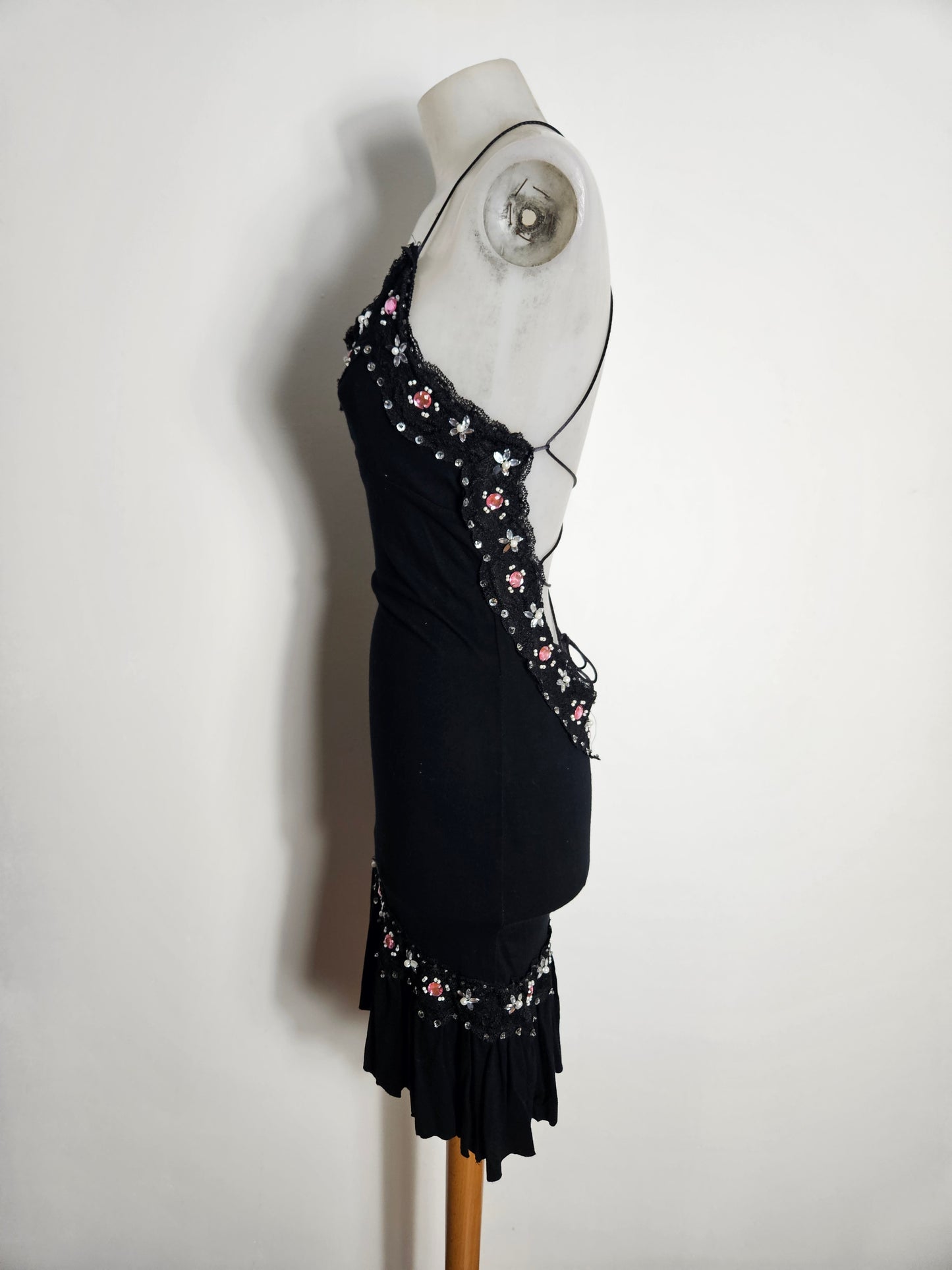Robe dos nu brodé de perles