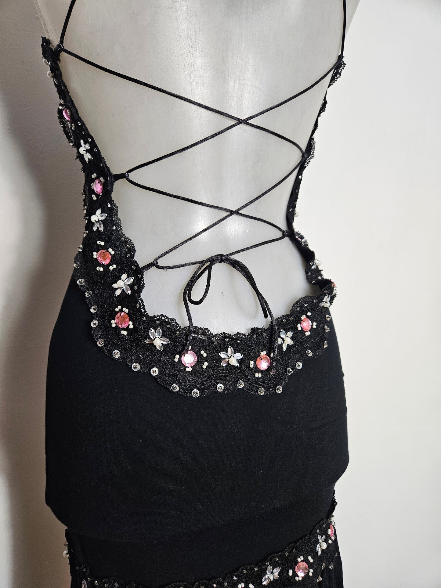 Robe dos nu brodé de perles