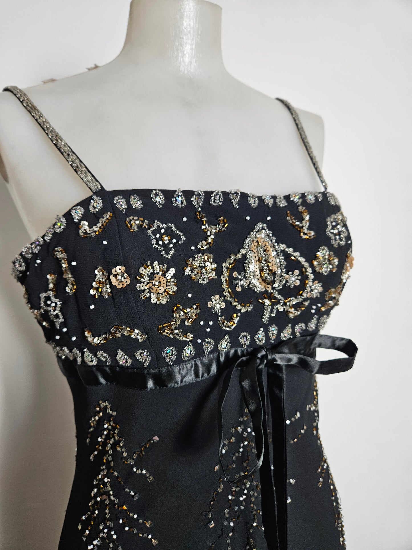 Vestido de gasa negro bordado