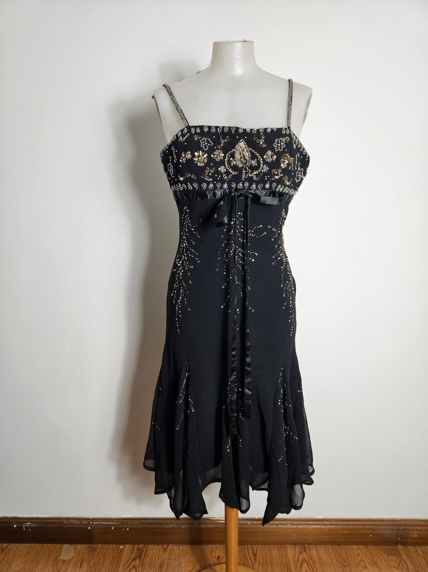 Vestido de gasa negro bordado