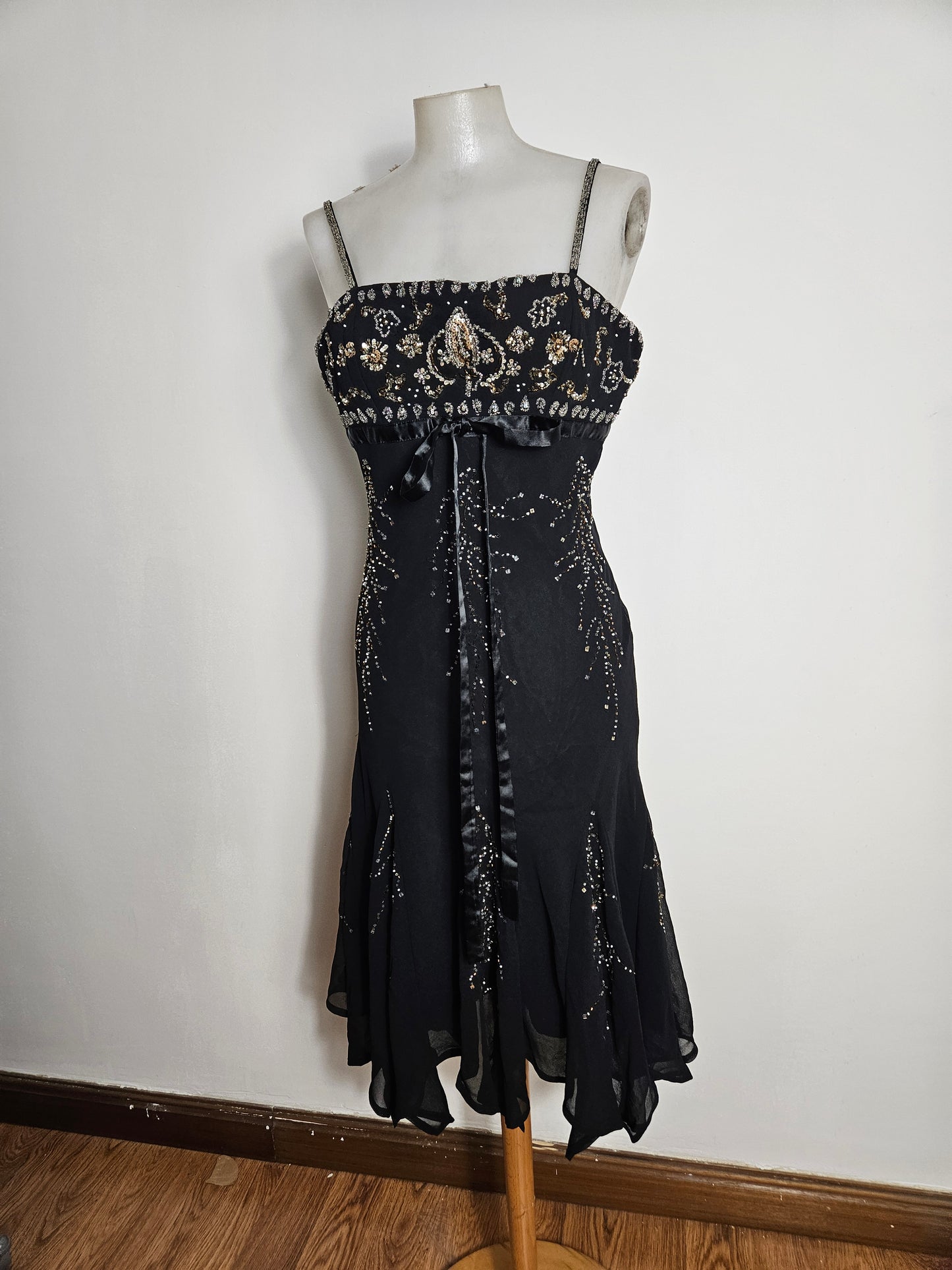 Vestido de gasa negro bordado