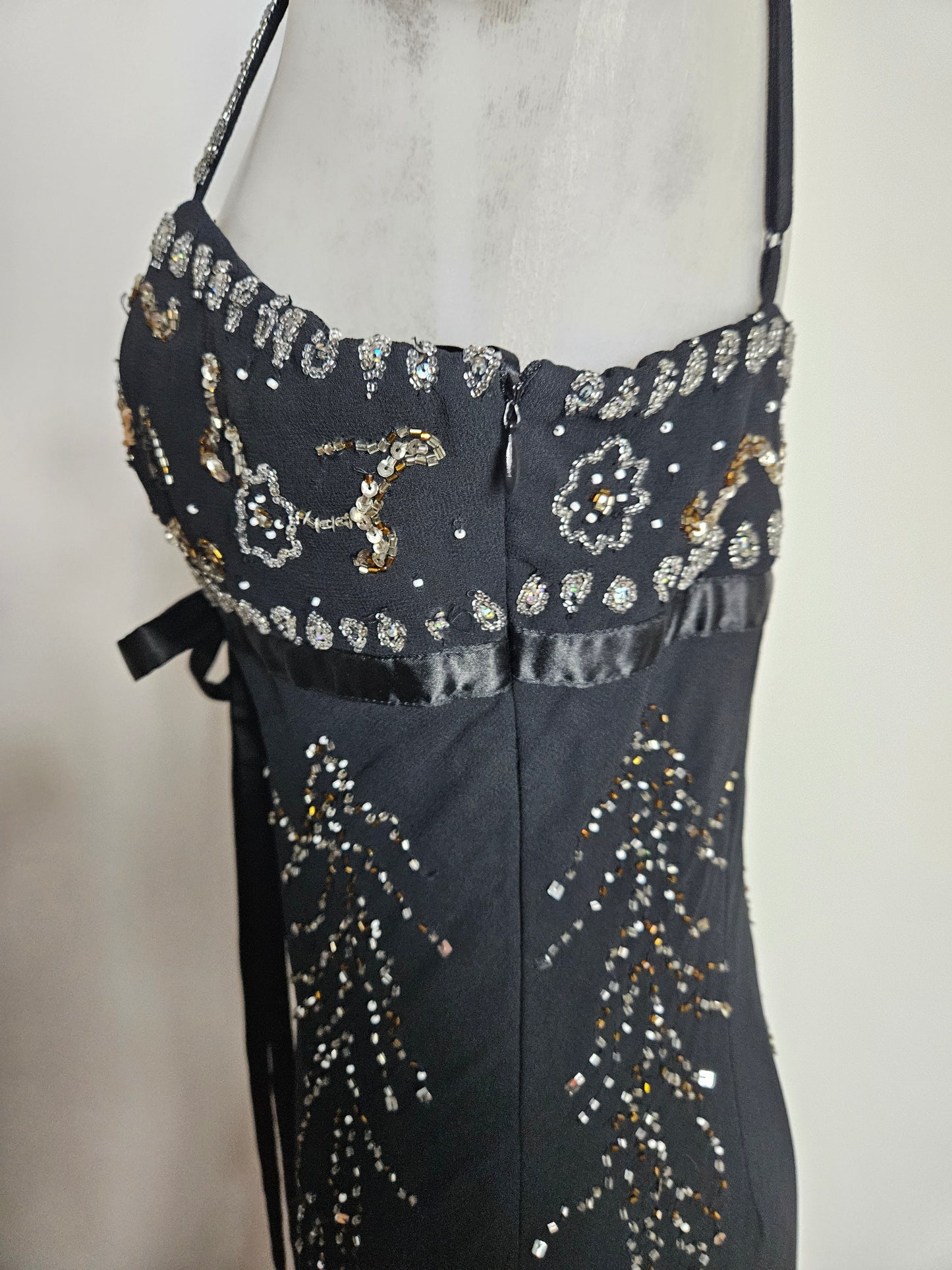Vestido de gasa negro bordado