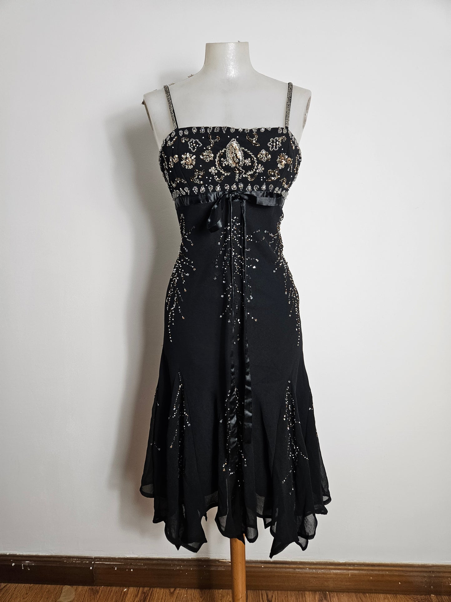 Vestido de gasa negro bordado