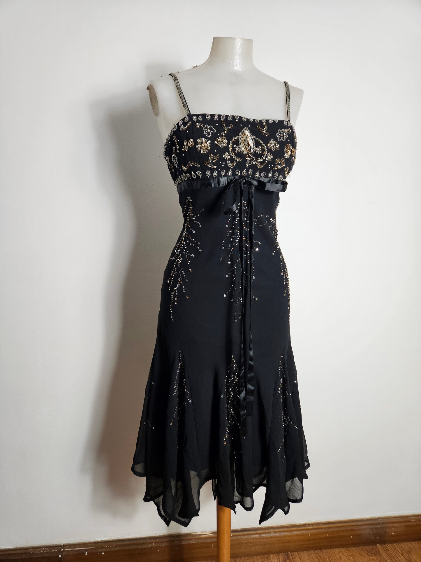 Vestido de gasa negro bordado