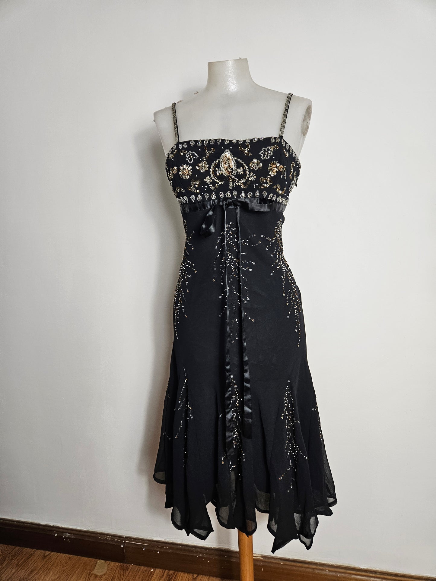 Vestido de gasa negro bordado