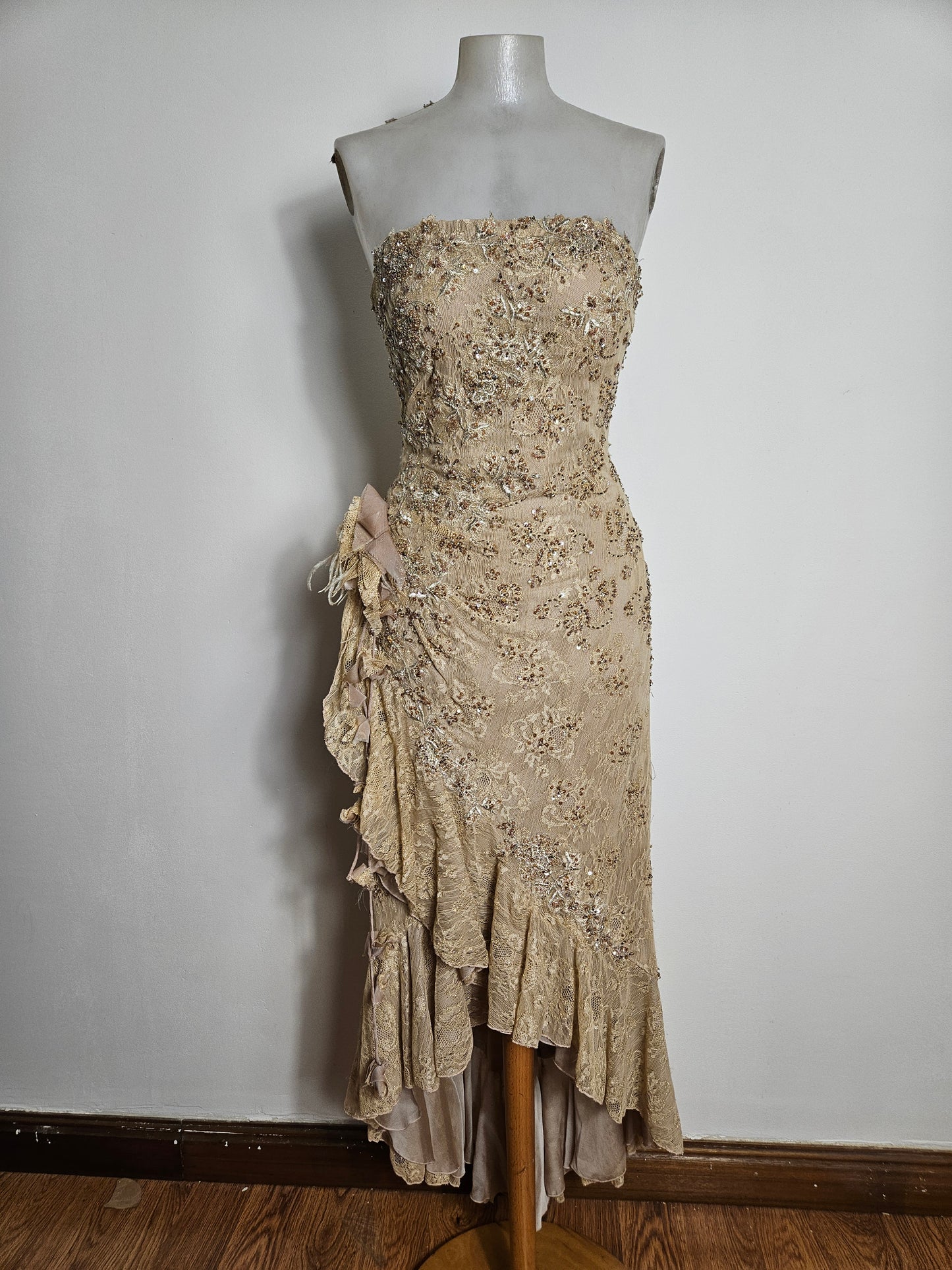 Vestido de encaje beige sin tirantes