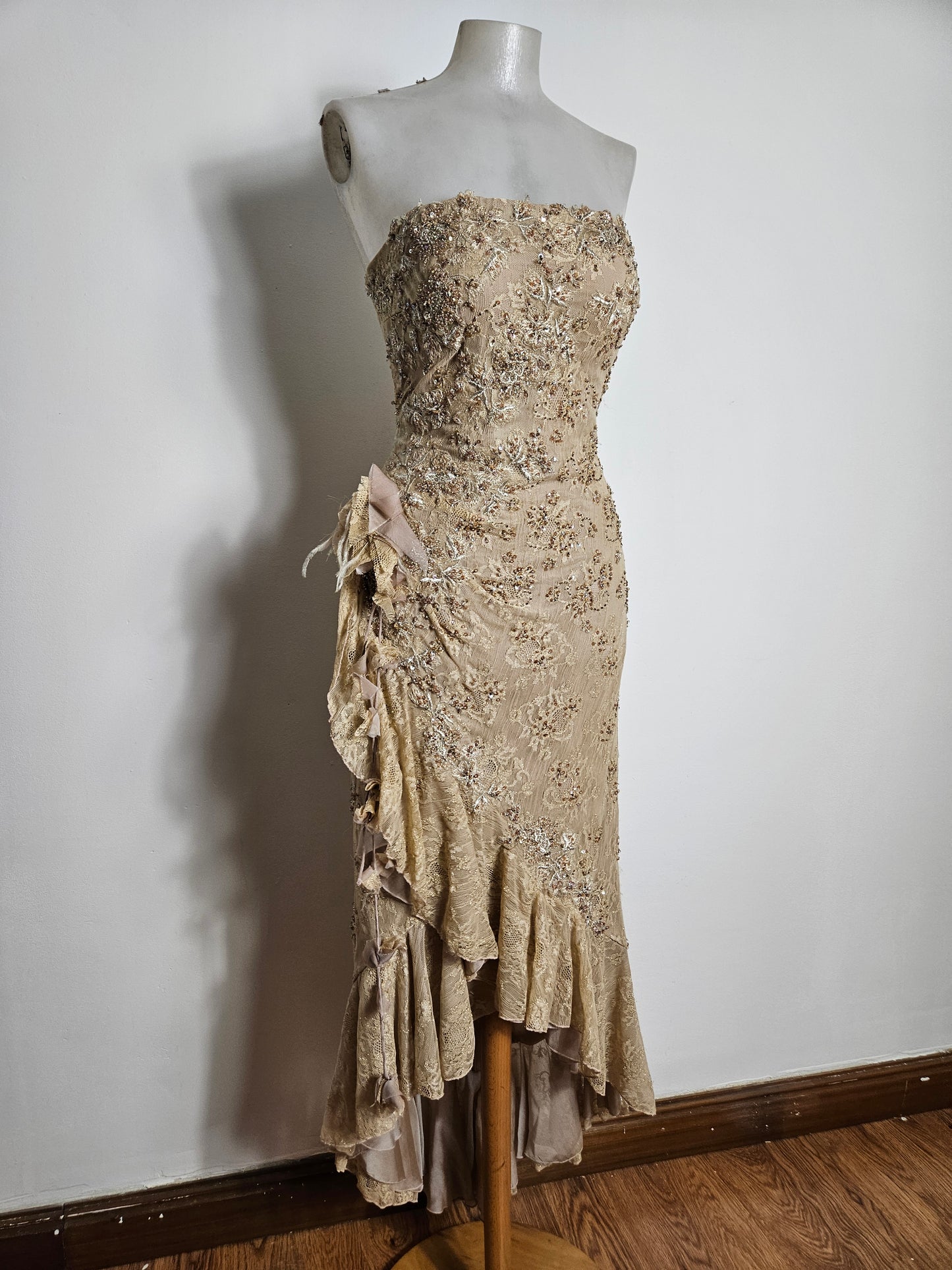 Vestido de encaje beige sin tirantes