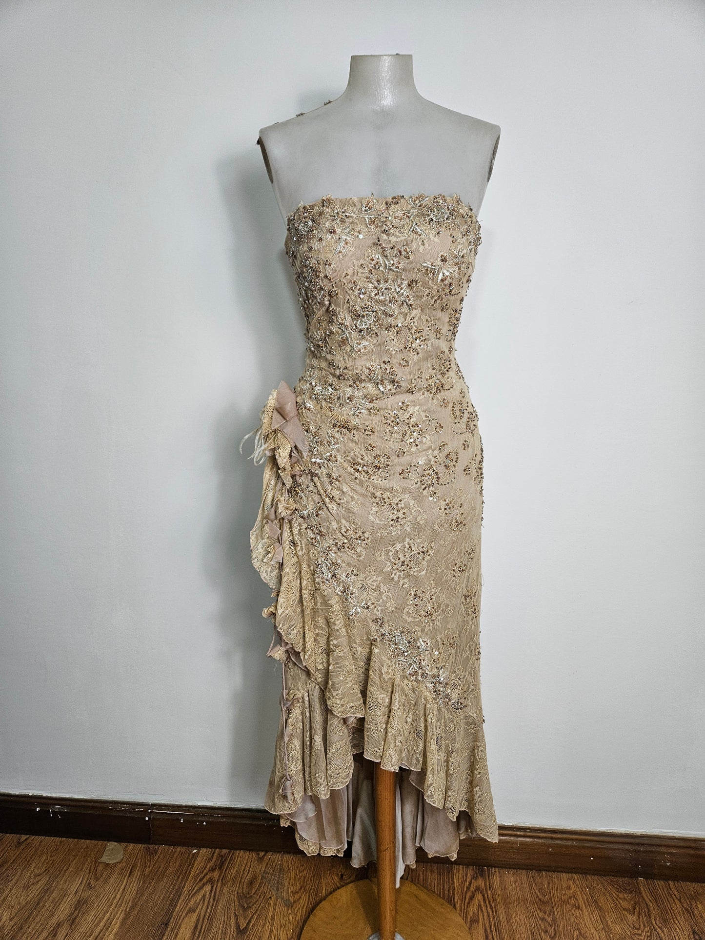 Vestido de encaje beige sin tirantes