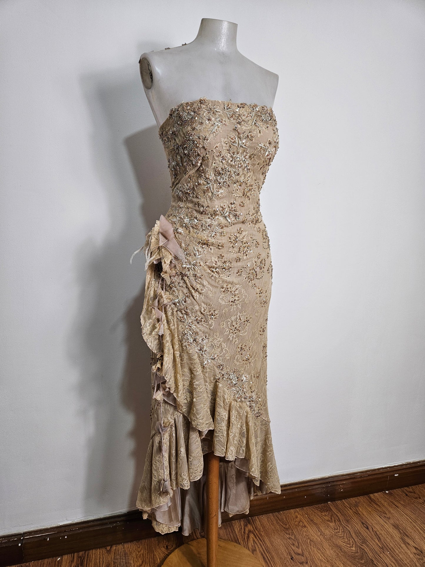 Vestido de encaje beige sin tirantes